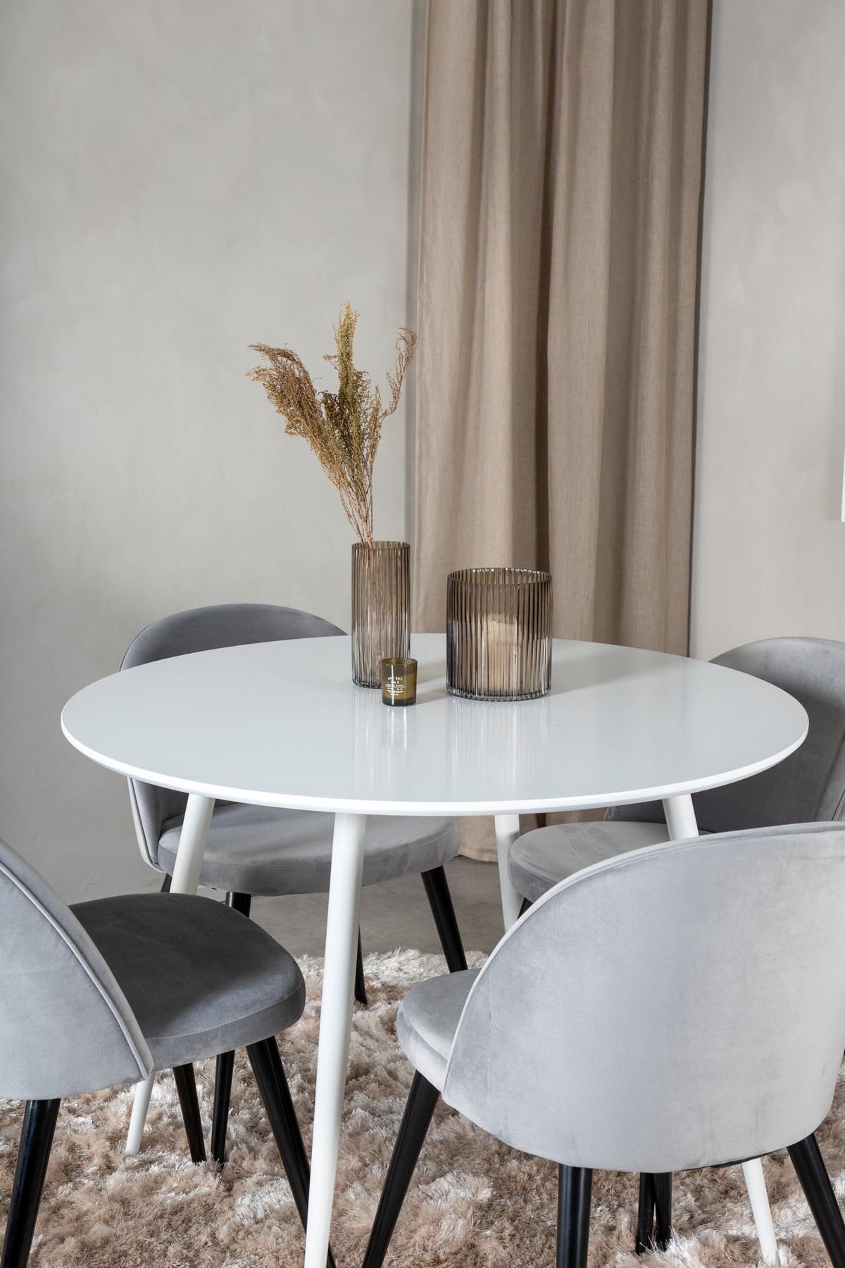 Plaza Esszimerset + Velvet ⌀100cm/4St. in Weiss / Grau / Schwarz  präsentiert im Onlineshop von KAQTU Design AG. Esszimmerset ist von Venture Home