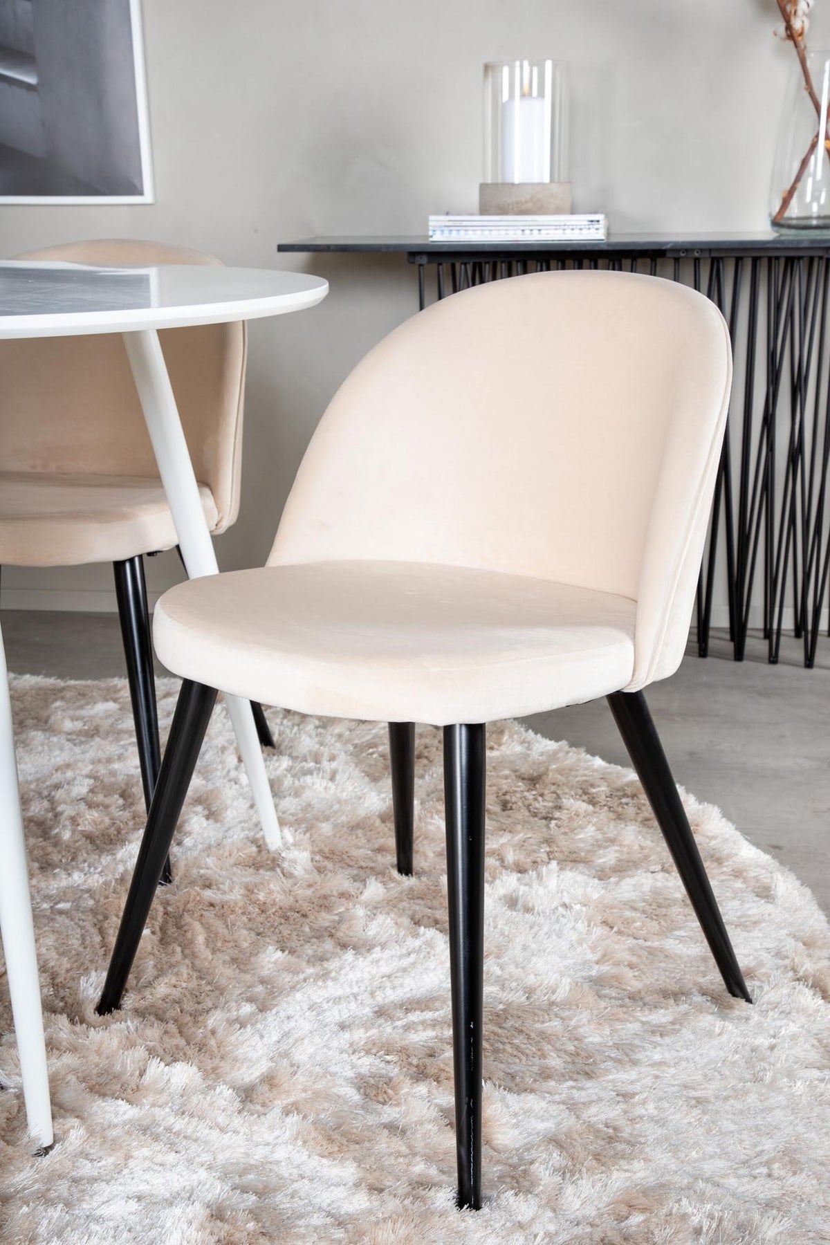 Plaza Esszimerset + Velvet ⌀100cm/4St. in Weiss / Beige /  Schwarz präsentiert im Onlineshop von KAQTU Design AG. Esszimmerset ist von Venture Home