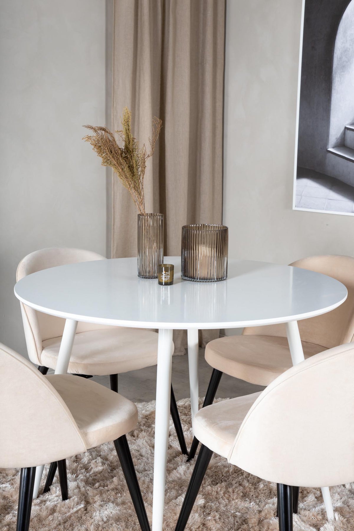 Plaza Esszimerset + Velvet ⌀100cm/4St. in Weiss / Beige /  Schwarz präsentiert im Onlineshop von KAQTU Design AG. Esszimmerset ist von Venture Home