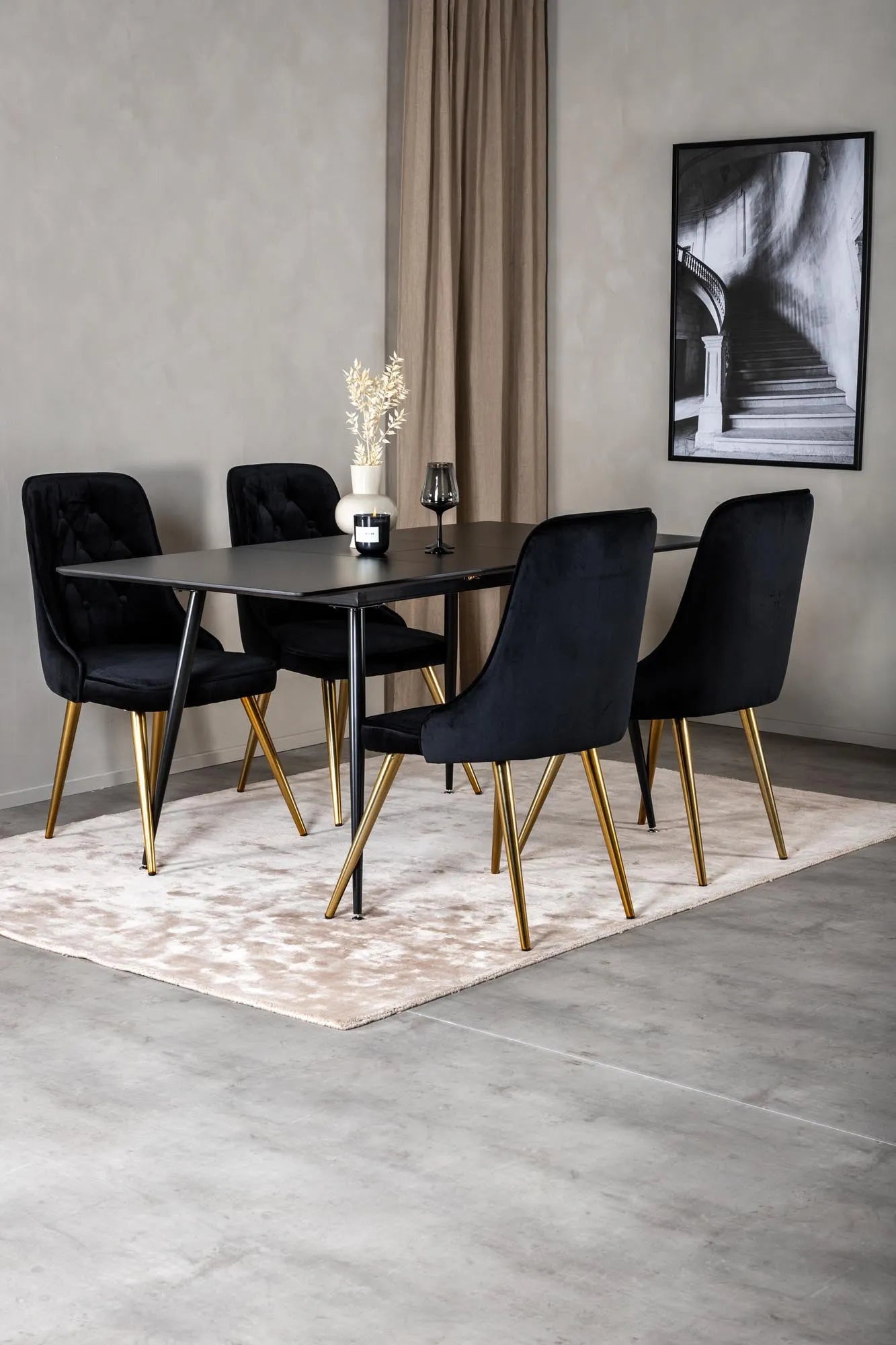 Venture Home Silar Set: Ausziehbarer Tisch & 4 Velvet Deluxe Stühle.