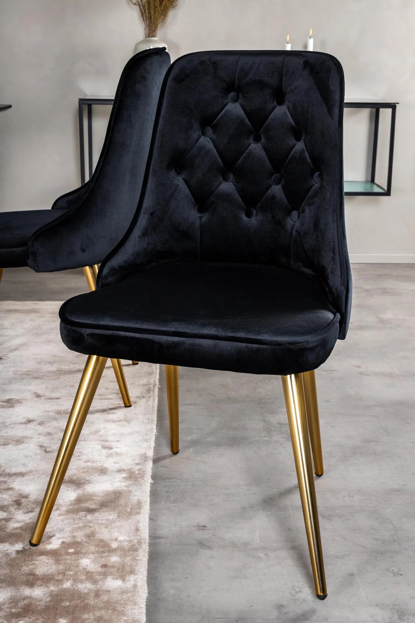 Elegantes Silar Esszimmerset: Ausziehbarer Tisch & 4 Velvet Stühle.