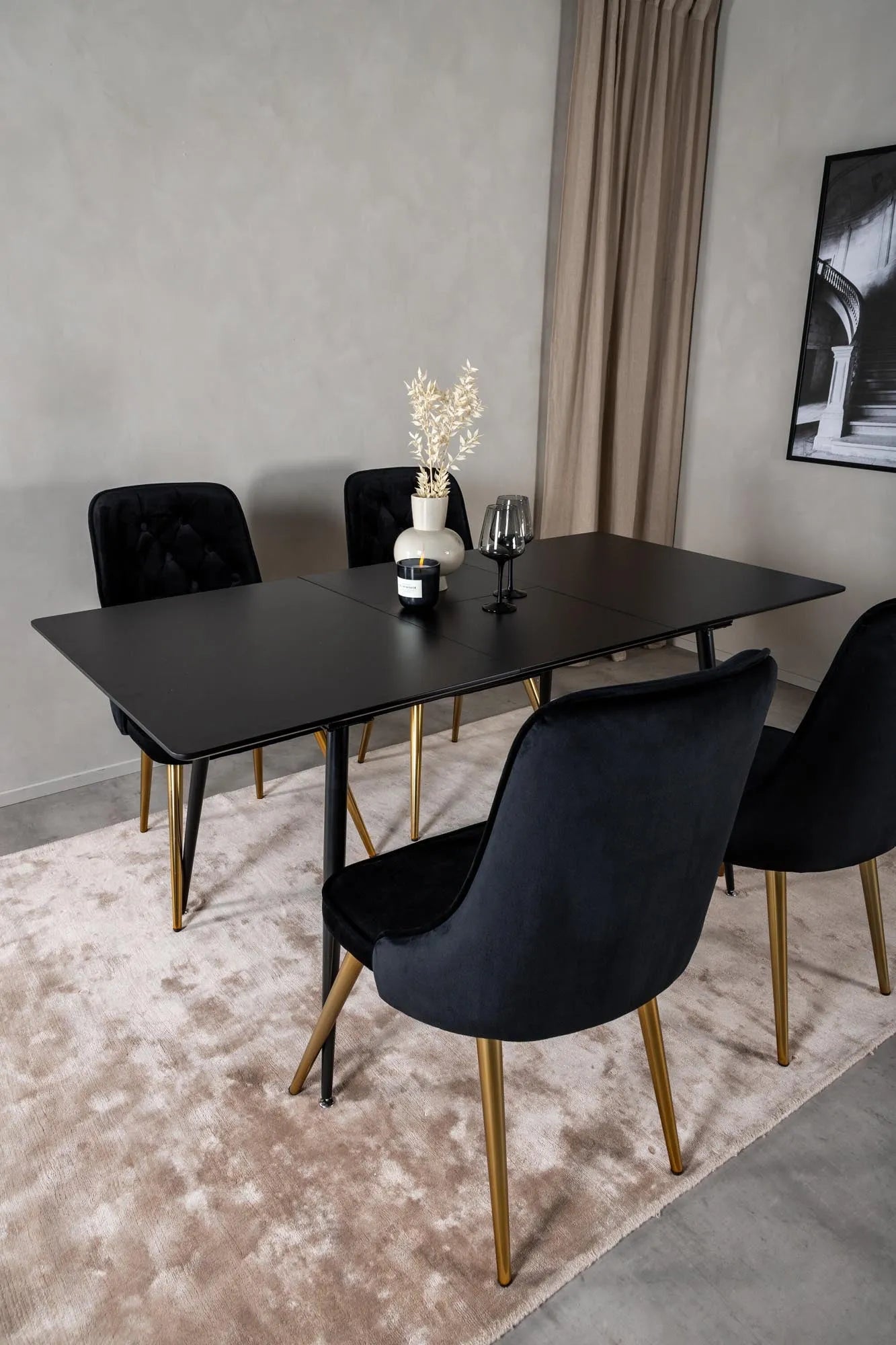 Silar Esszimmerset: Ausziehbarer Tisch & 4 Velvet Stühle von Venture.