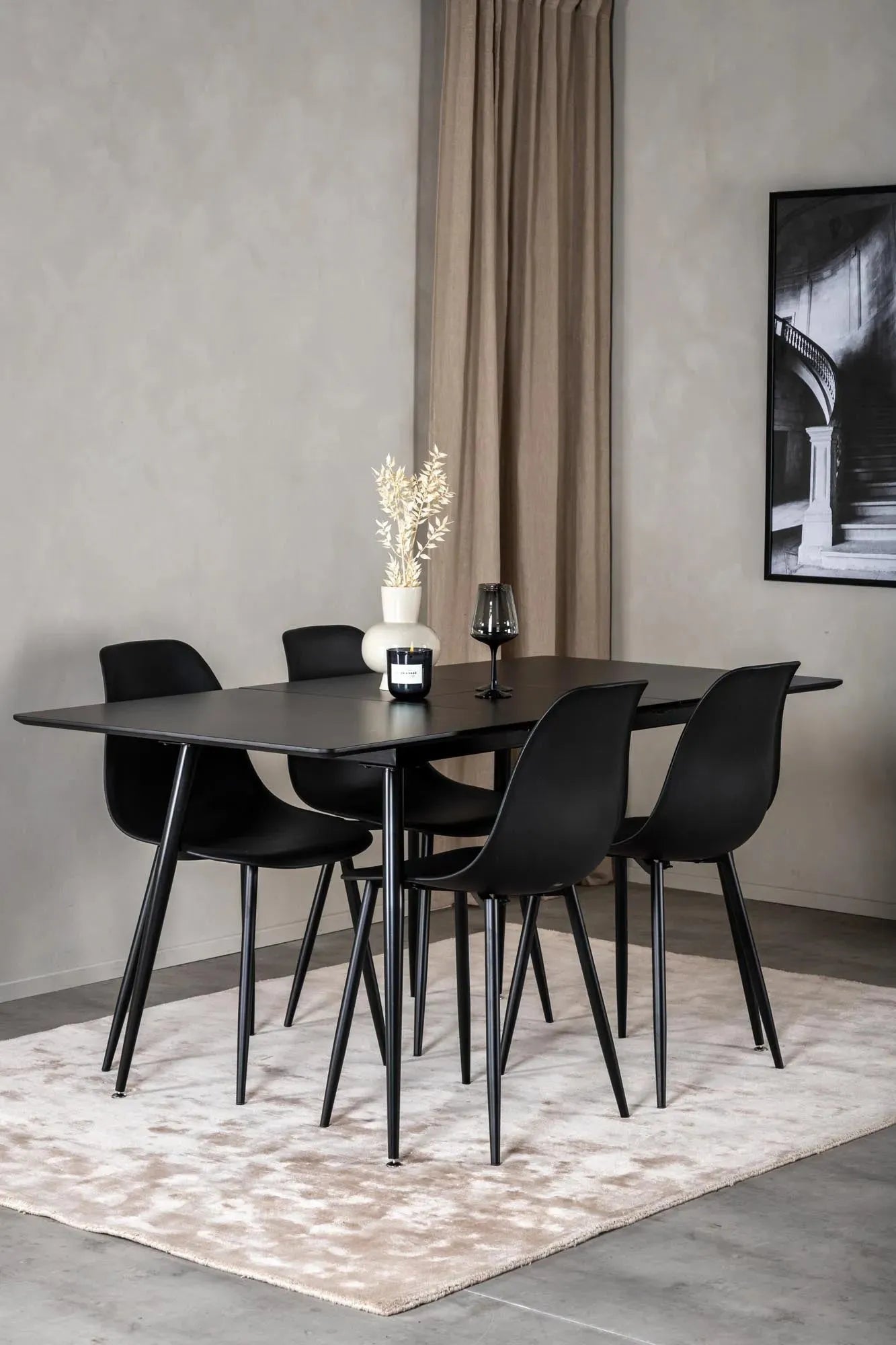 Venture Home Silar Set: Ausziehbarer Tisch mit 4 Stühlen, 120cm.