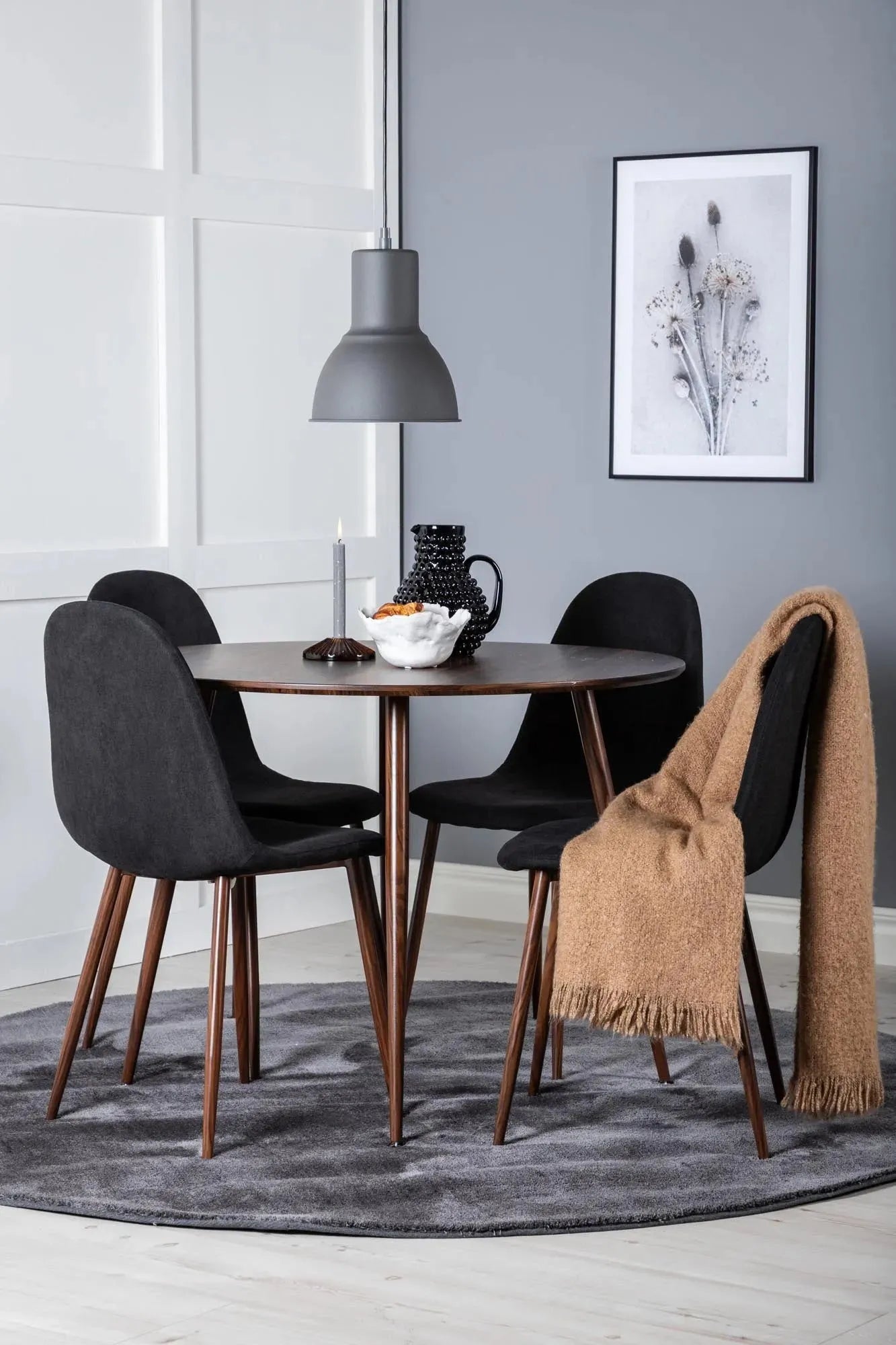 Elegantes Esszimmerset Plaza + Polar: 100cm Tisch mit 4 Stühlen.