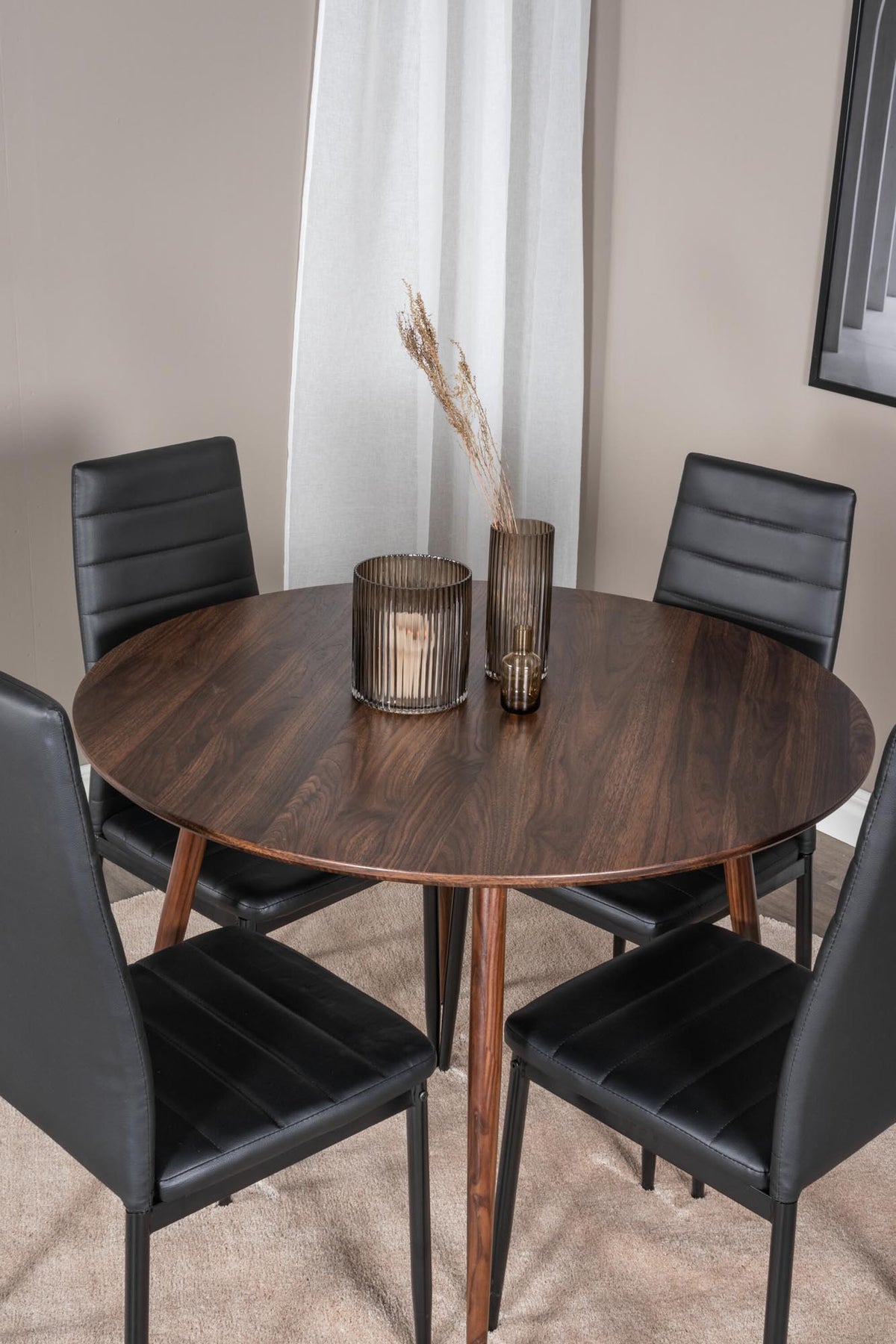 Plaza Esszimmerset + Slim ⌀100cm/4St. in Braun / Schwarz präsentiert im Onlineshop von KAQTU Design AG. Esszimmerset ist von Venture Home