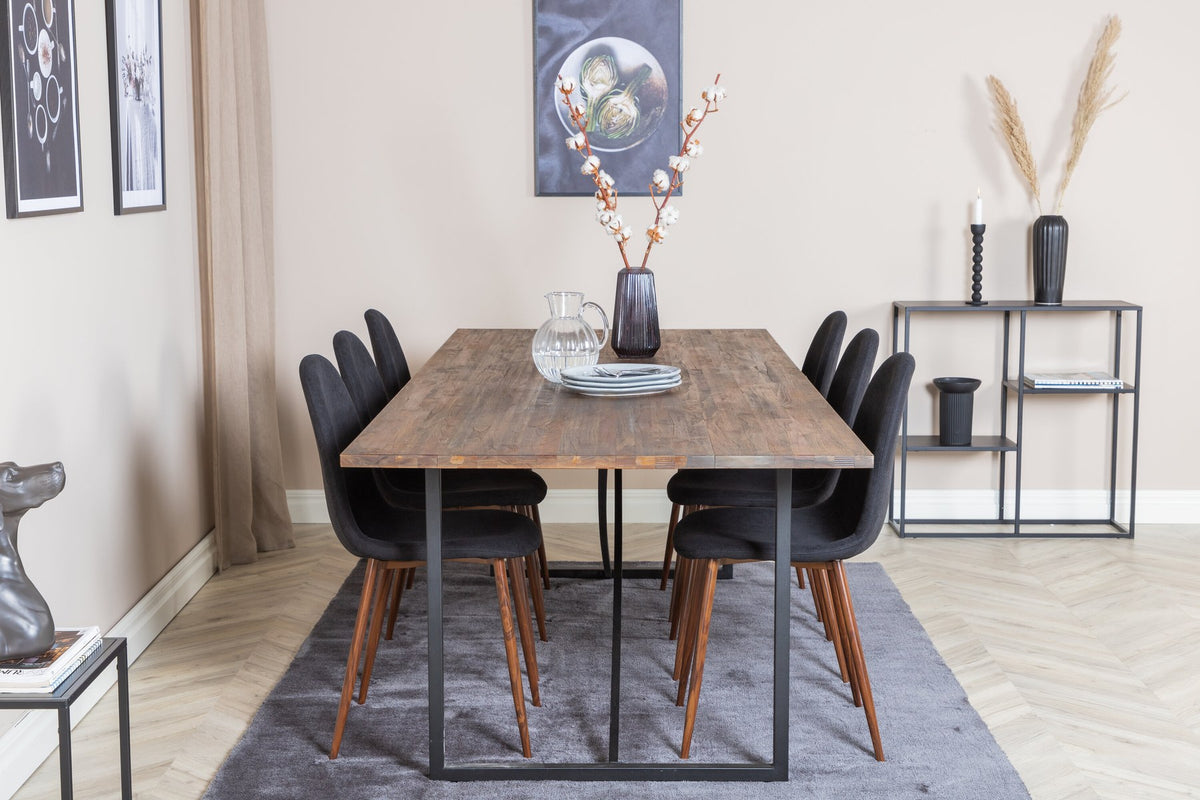 Esstisch mit Teak-Tischplatte in Natur und Stahlgestell, dazu Stühle mit schwarzem Stahlrahmen und grauem Polyester-Samt-Bezug.