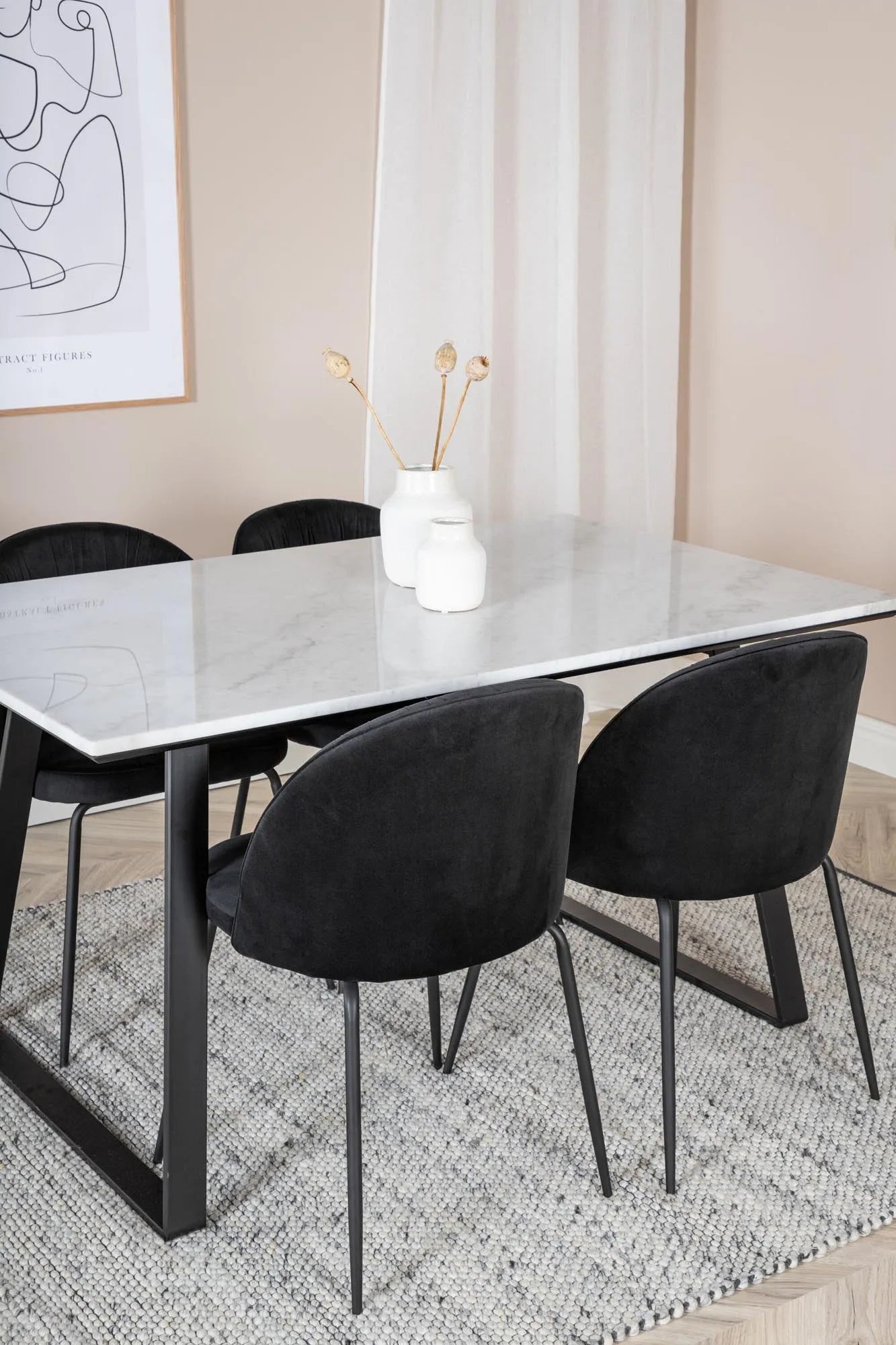 Estelle Esszimmerset: Zeitloses Design für stilvolle Mahlzeiten.