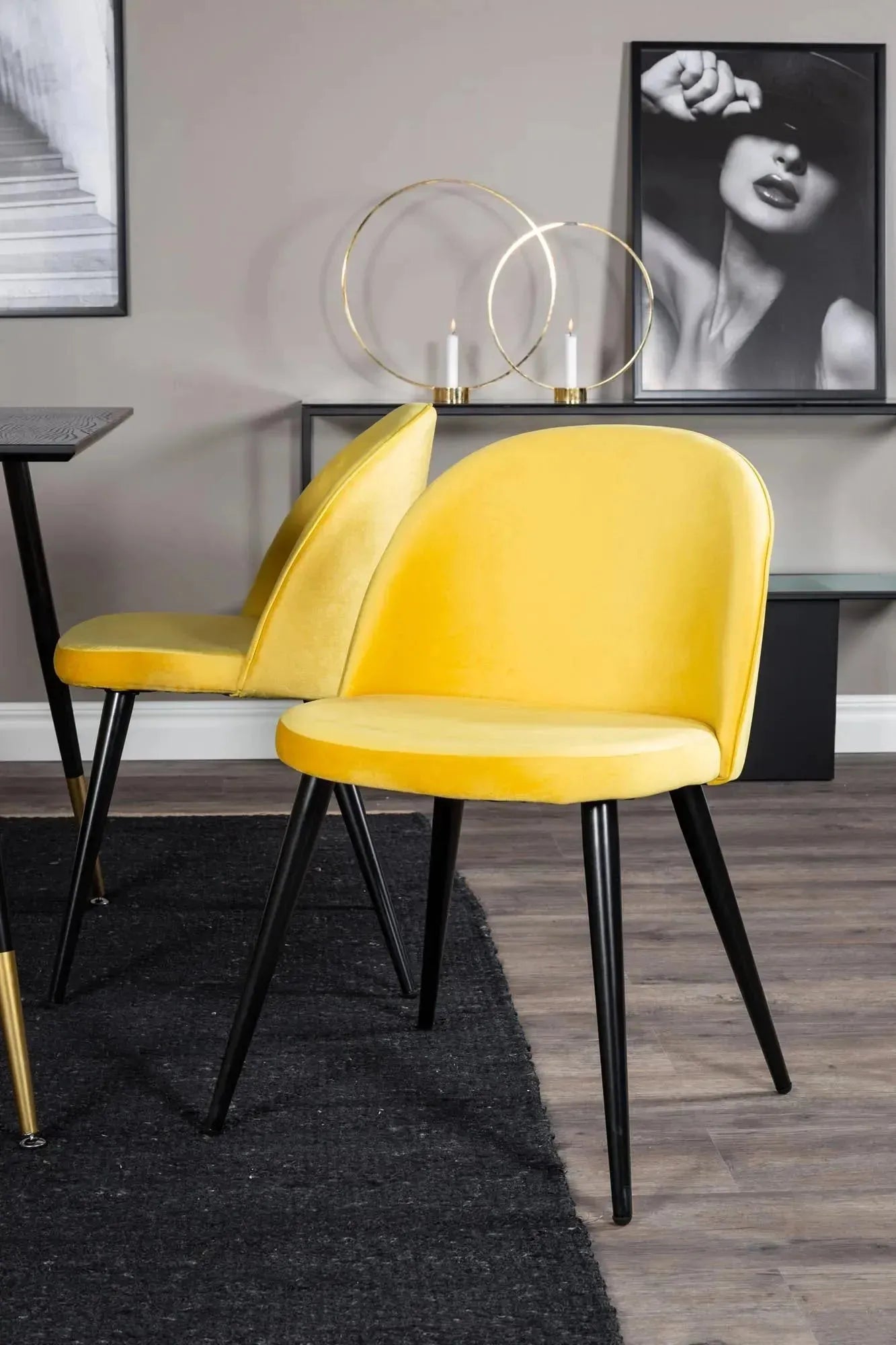 Luxuriöses Dipp Esszimmerset 120cm mit 4 Samtstühlen von Venture Home.