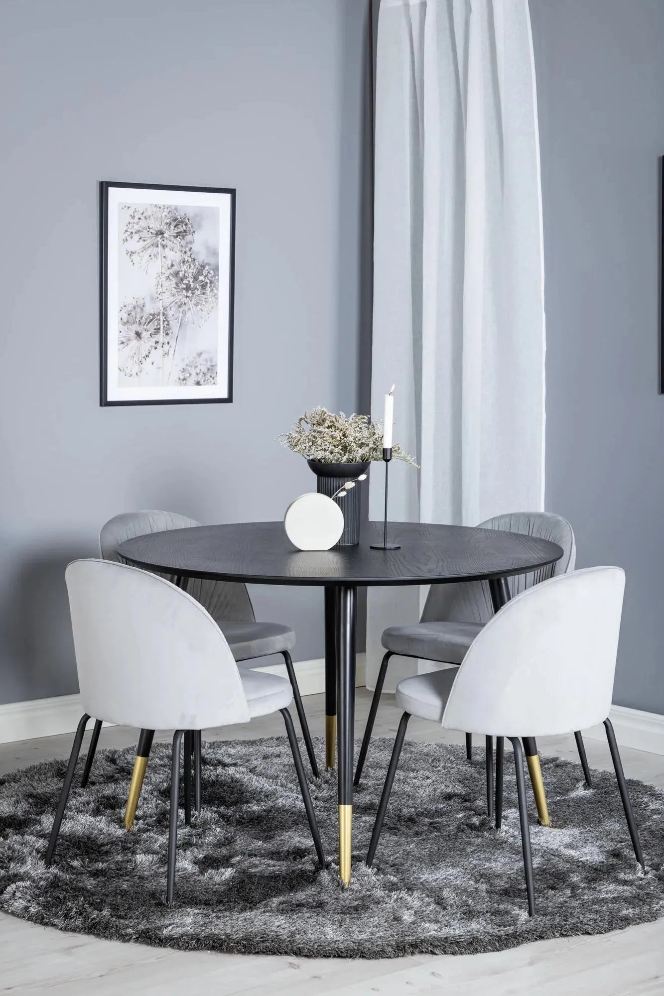Elegantes Dipp Esszimmerset mit Golddetails, 115cm Tisch, Samtstühle, ideal für moderne Wohnräume, Luxus und Komfort.