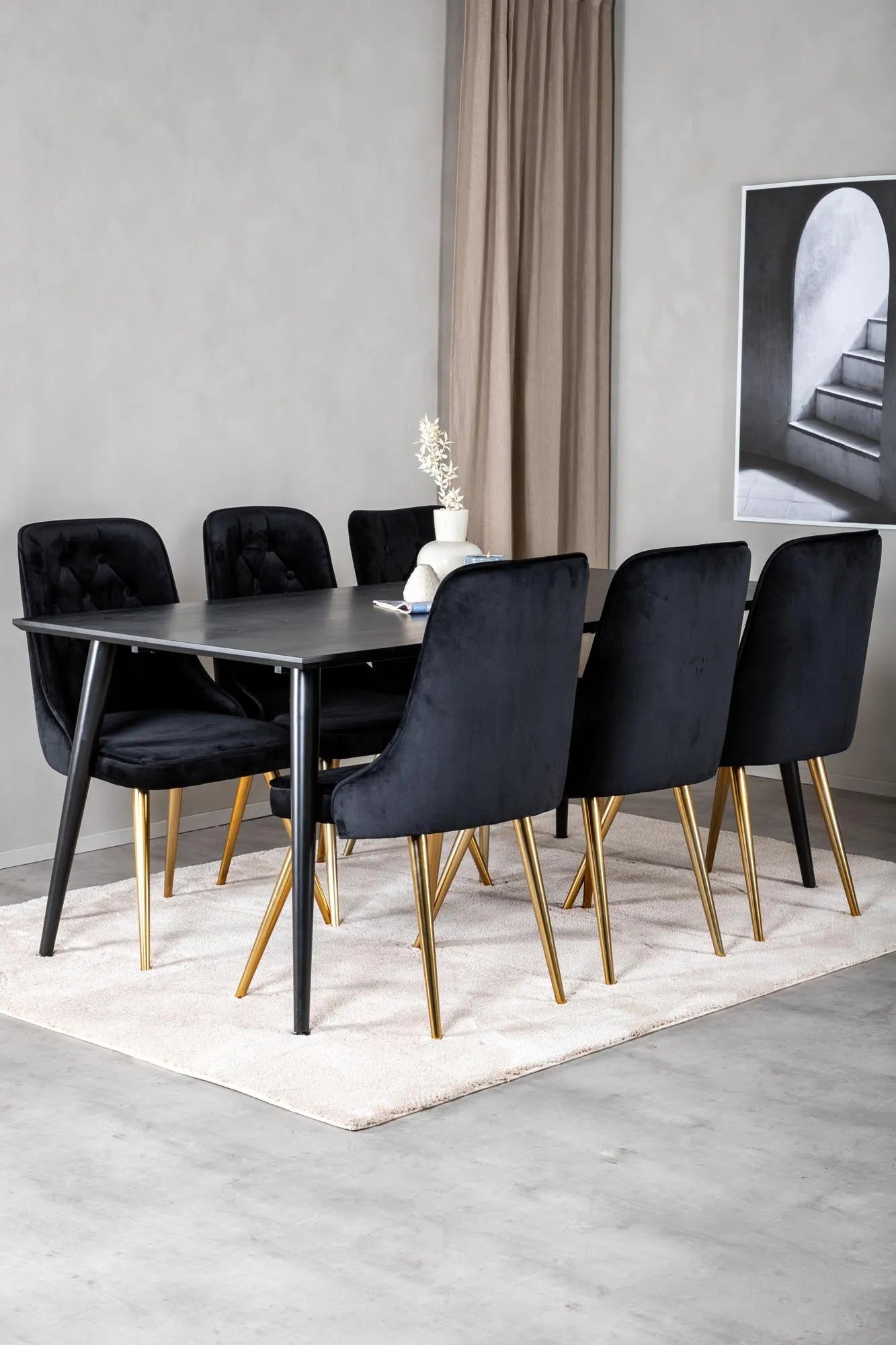 Luxuriöses Esszimmerset: Samtige Eleganz für stilvolle Dinner.