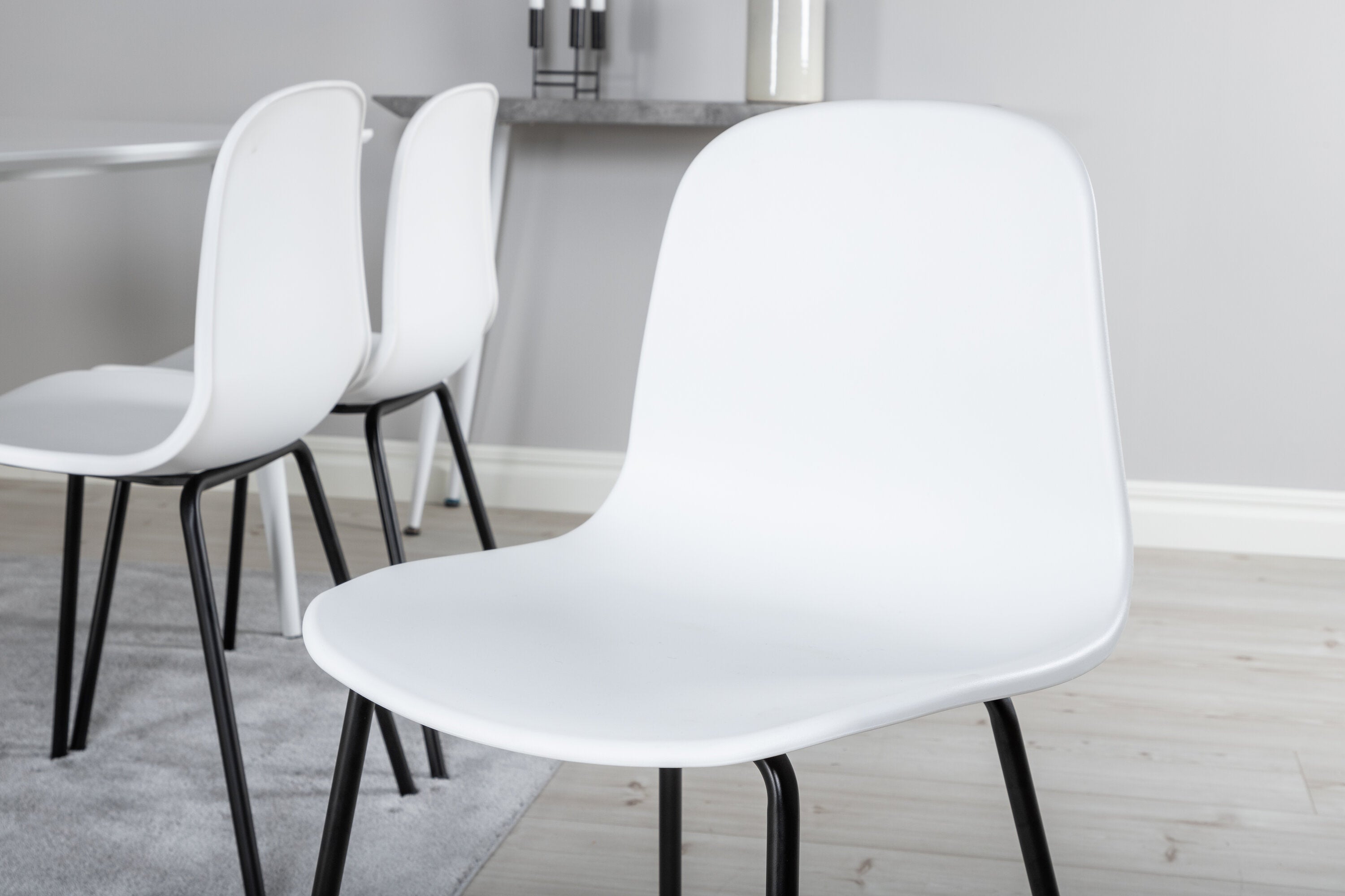 Polar Esszimmerset + Arctic 180cm/6St. in Schwarz-Weiss präsentiert im Onlineshop von KAQTU Design AG. Esszimmerset ist von Venture Home