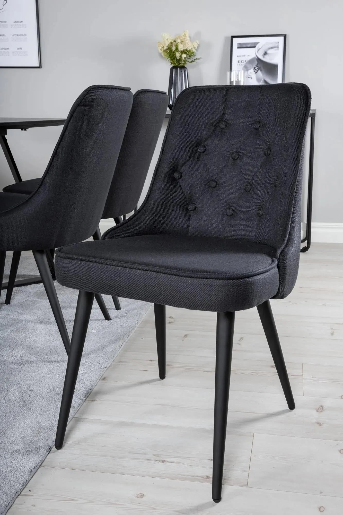 Marina Esszimmerset Velvet: Zeitlose Eleganz für stilvolle Dinner.