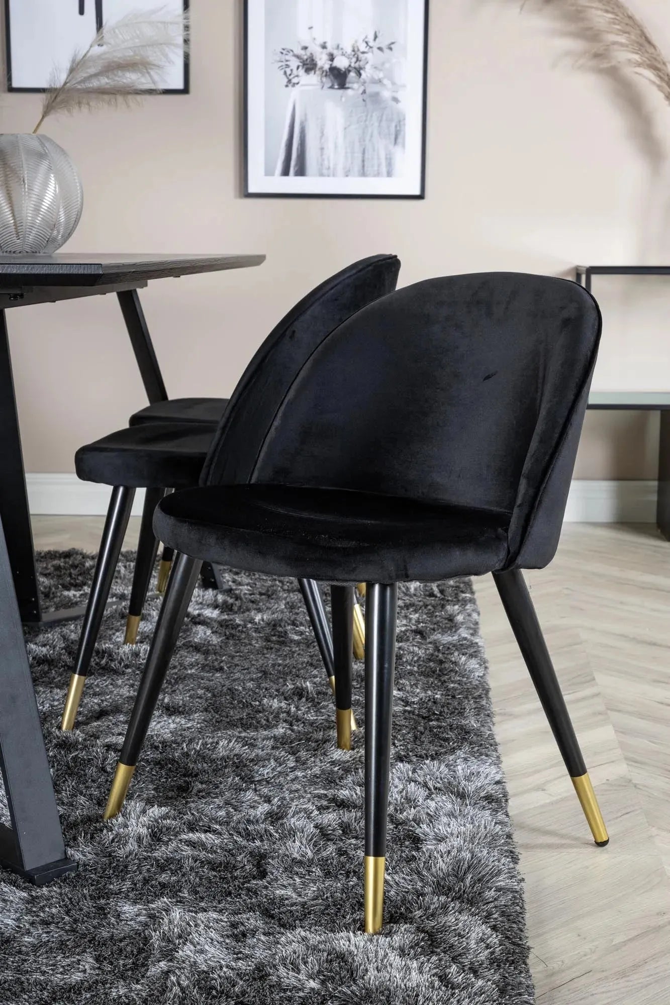 Elegantes Marina Esszimmerset Velvet: Komfort und Stil vereint.