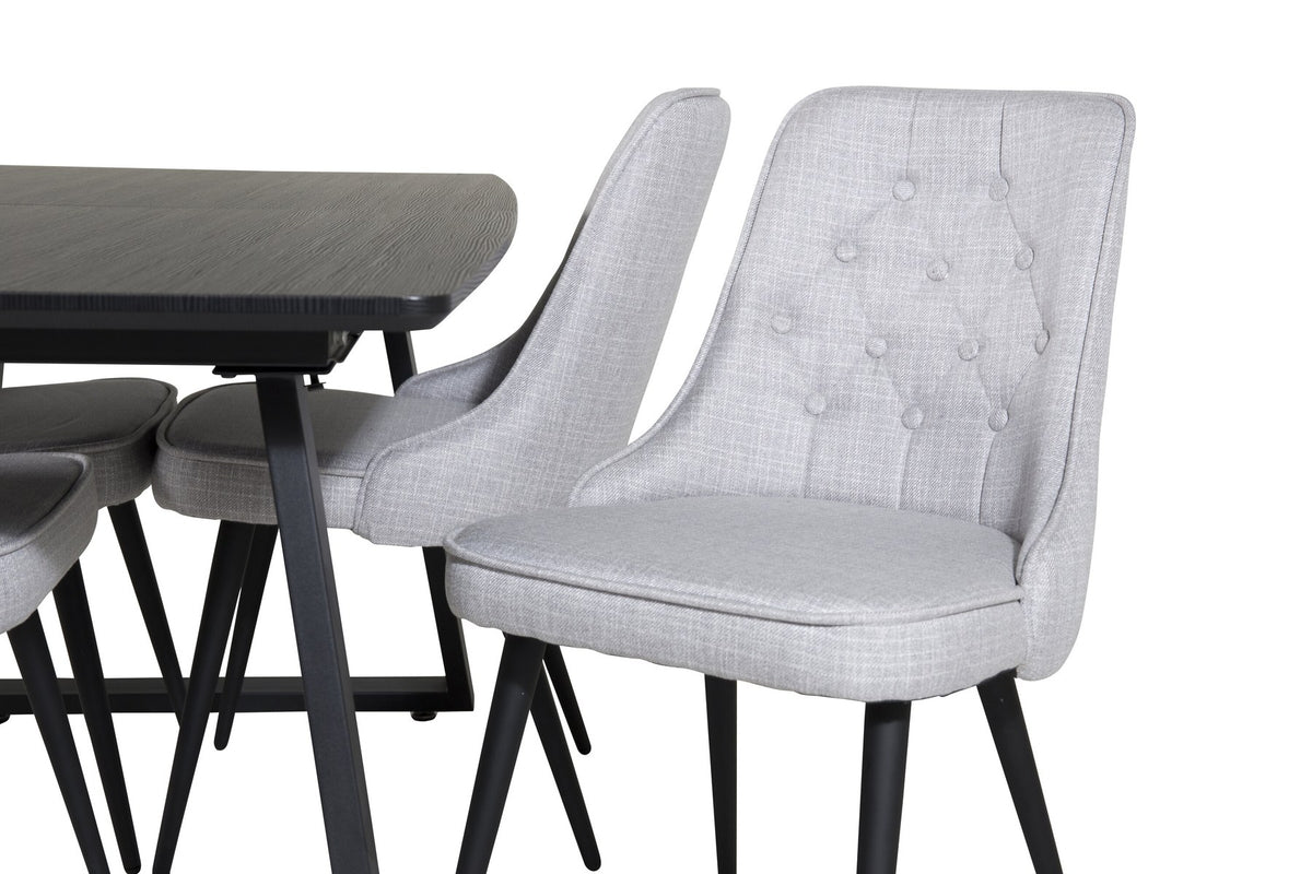 Rechteckiger Esstisch Inca in Schwarz mit ausziehbarer MDF-Platte und Stahlbeinen, daneben zwei gepolsterte Velvet-Esszimmerstühle in Grau von Venture Home.