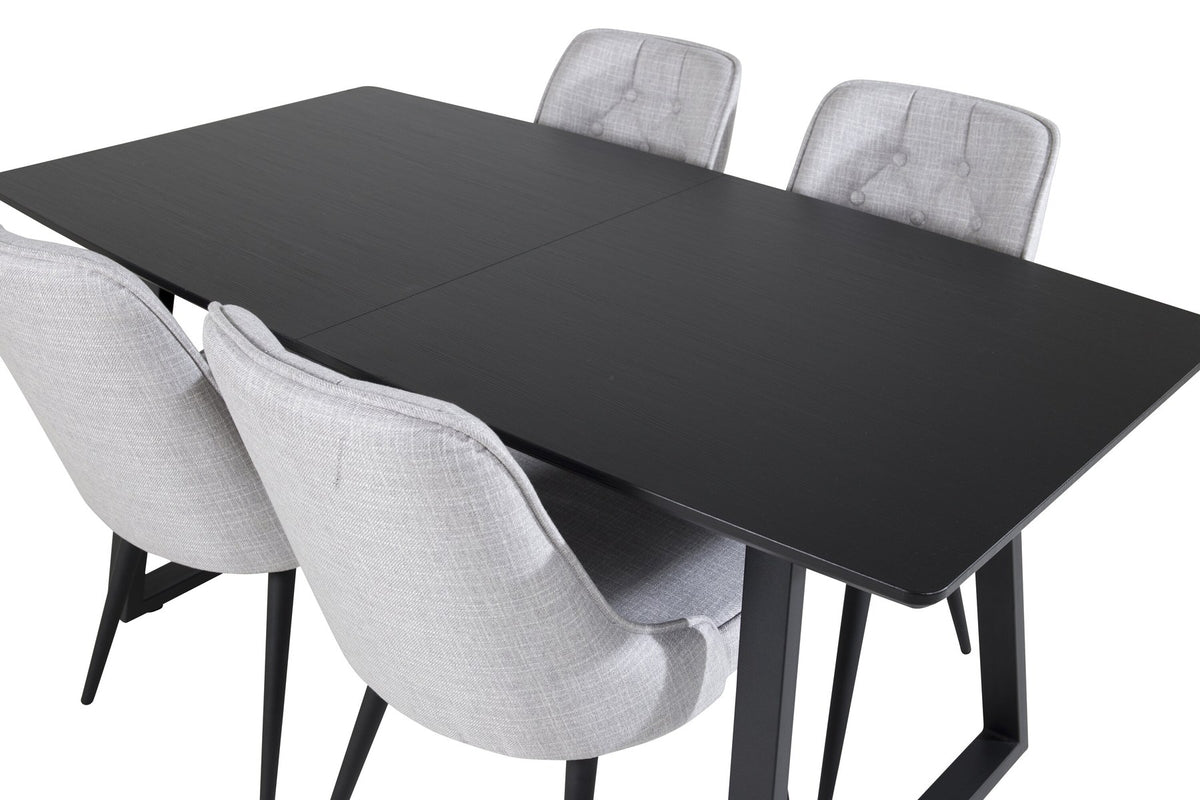 Rechteckiger Esstisch Inca in Schwarz mit ausziehbarer MDF-Platte und Stahlbeinen, daneben zwei gepolsterte Velvet-Esszimmerstühle in Grau von Venture Home.
