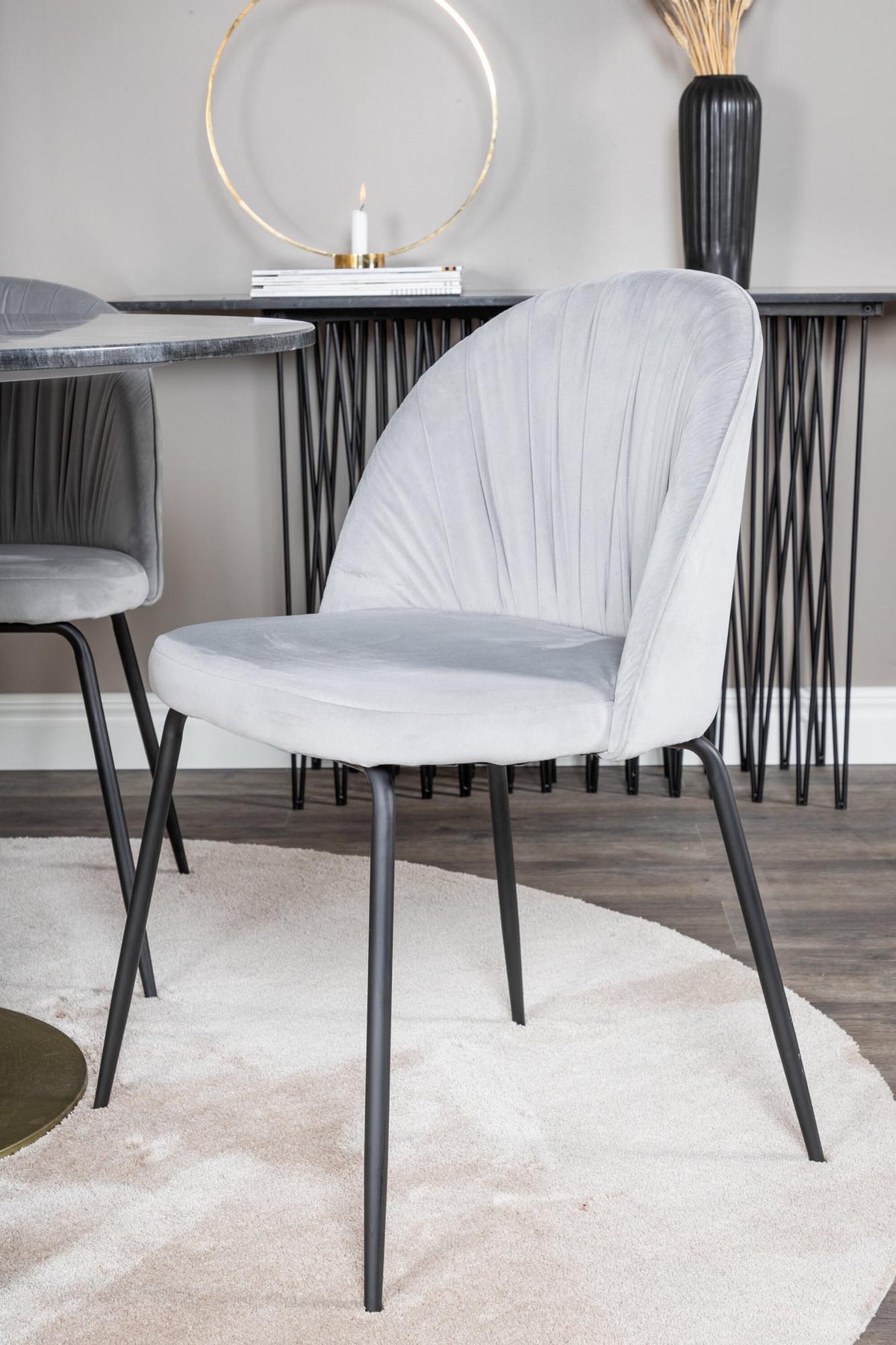 Estelle Esszimmerset + Wrinkles ⌀106cm/4St. in Schwarzgrau präsentiert im Onlineshop von KAQTU Design AG. Esszimmerset ist von Venture Home