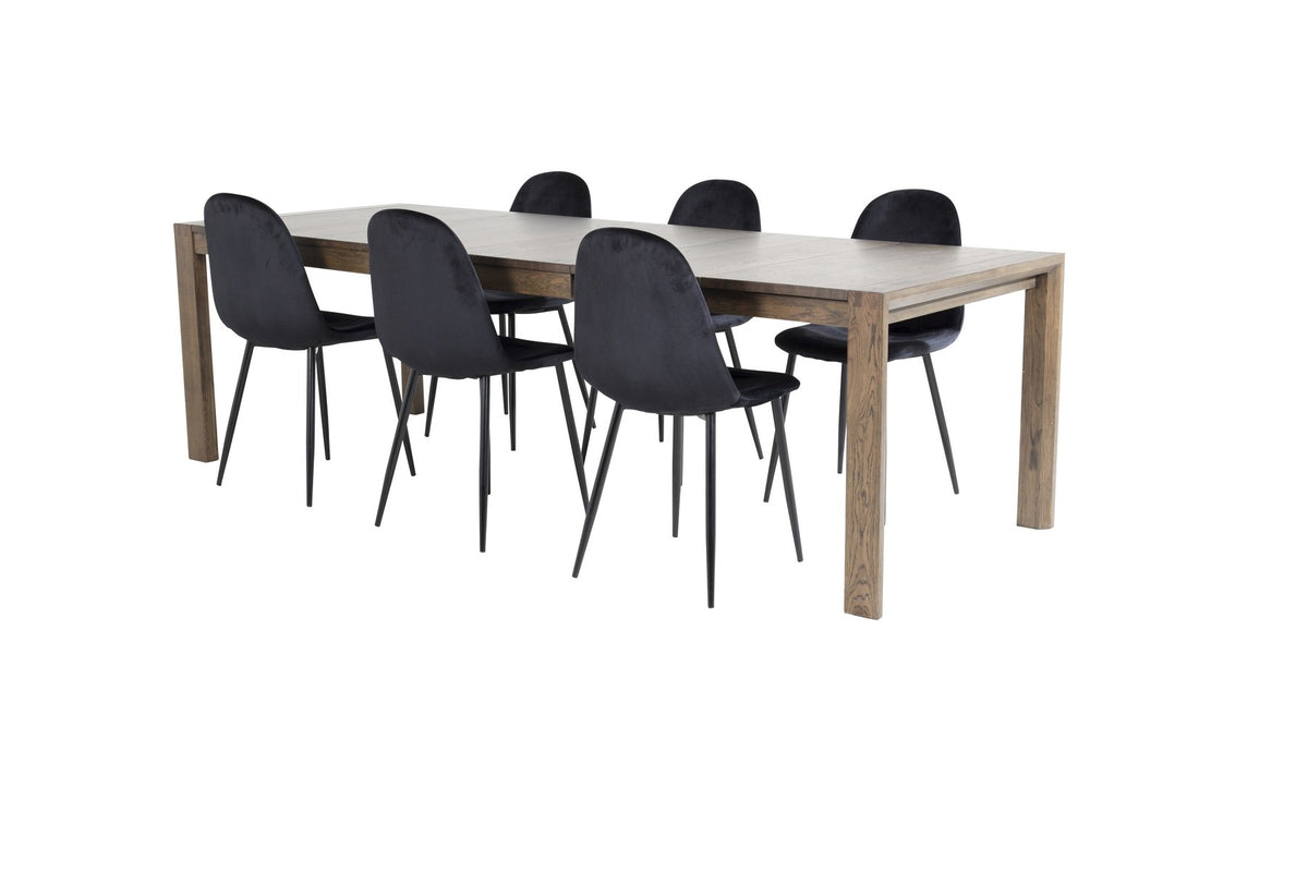 Rechteckiger Esstisch aus Eiche in Natur mit ausziehbarer Platte, dazu zwei schwarze Esszimmerstühle mit gepolsterter Sitzfläche von Venture Home.