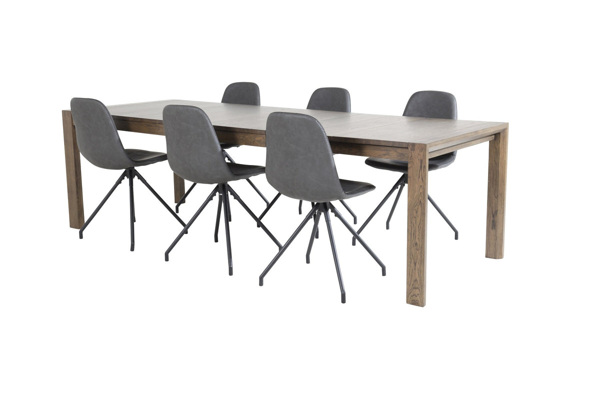Rechteckiger Esstisch aus Eiche in Natur mit ausziehbarer Platte, dazu zwei schwarze Esszimmerstühle mit gepolsterter Sitzfläche von Venture Home.