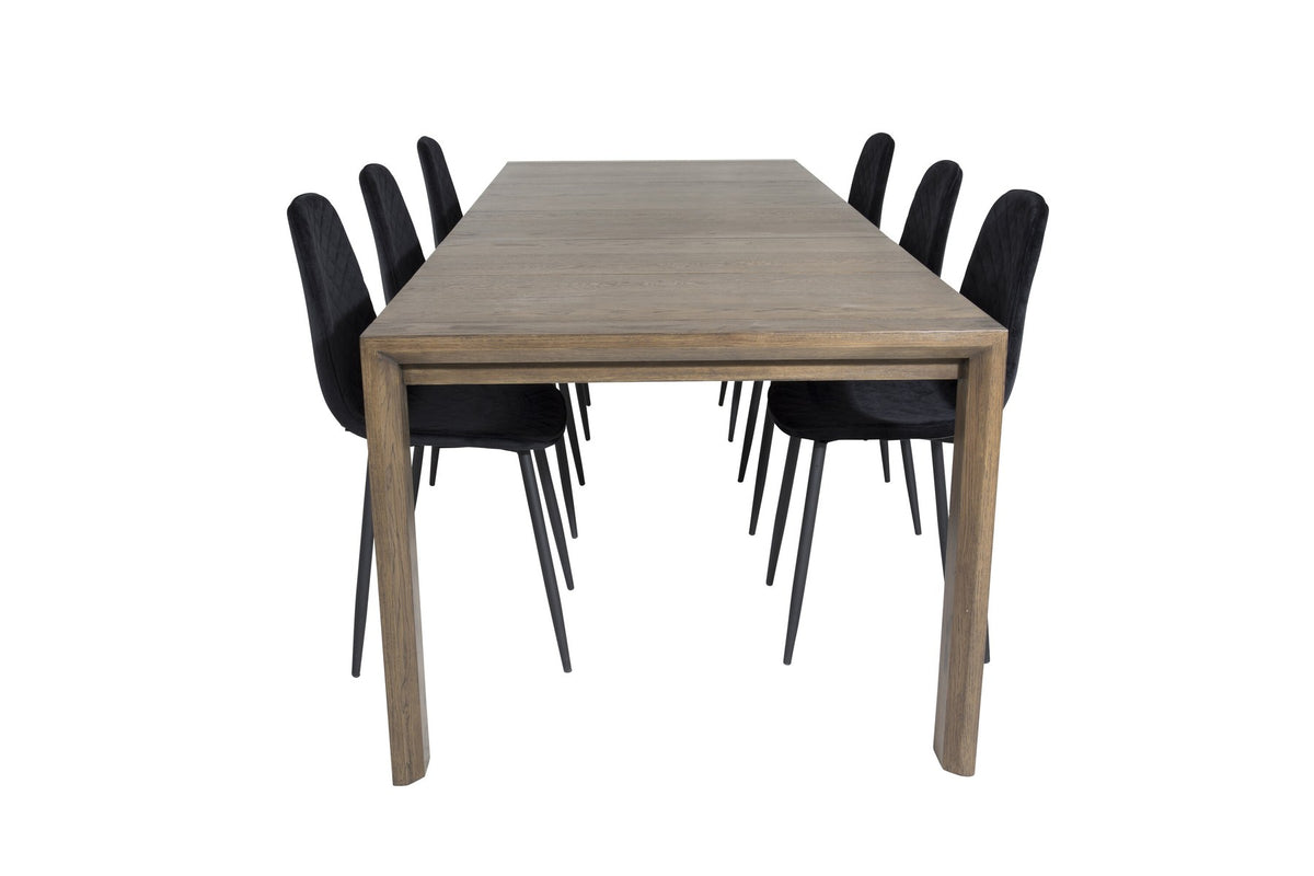 Rechteckiger Esstisch aus Eiche in Natur mit ausziehbarer Platte, dazu zwei schwarze Esszimmerstühle mit gepolsterter Sitzfläche von Venture Home.