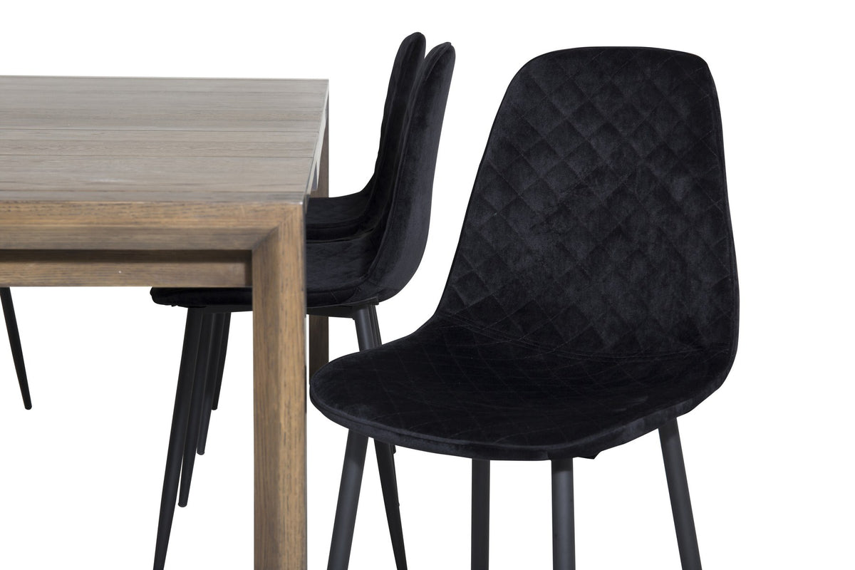 Rechteckiger Esstisch aus Eiche in Natur mit ausziehbarer Platte, dazu zwei schwarze Esszimmerstühle mit gepolsterter Sitzfläche von Venture Home.