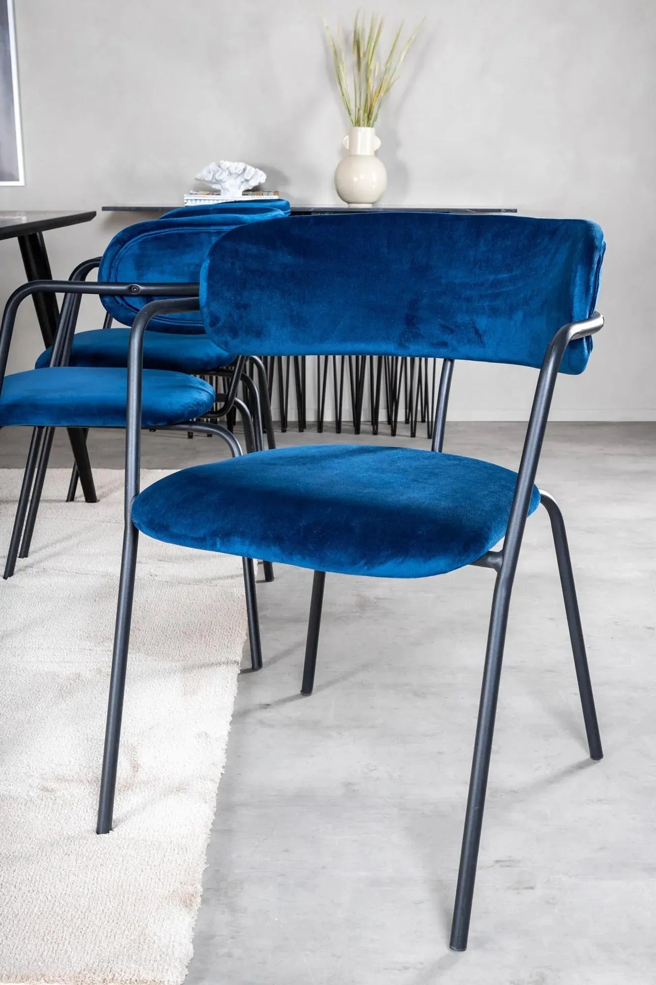 Stilvolles Dipp Esszimmerset mit 180cm Tisch und 6 Stühlen von Venture.