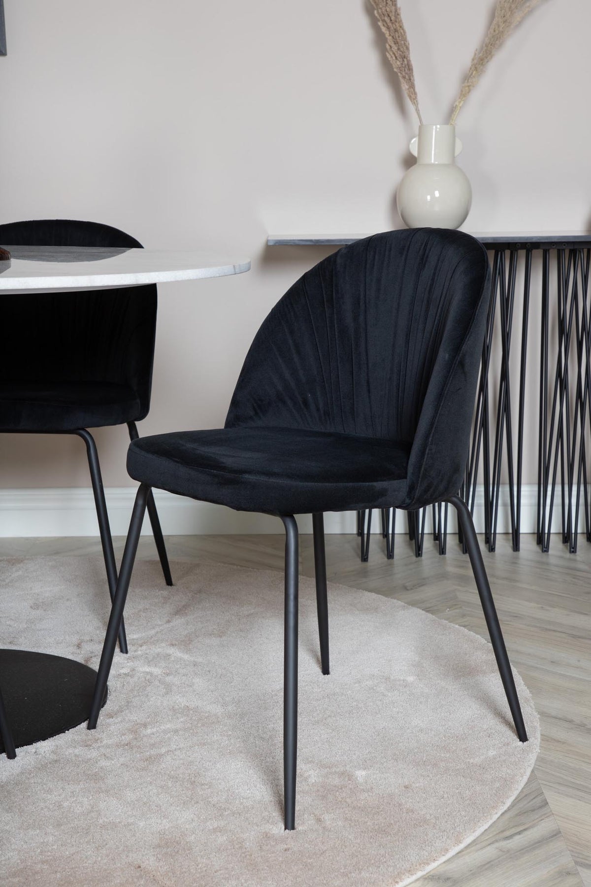 Estelle Esszimmerset + Wrinkles ⌀106cm/4St. in Weiss / Schwarz präsentiert im Onlineshop von KAQTU Design AG. Esszimmerset ist von Venture Home