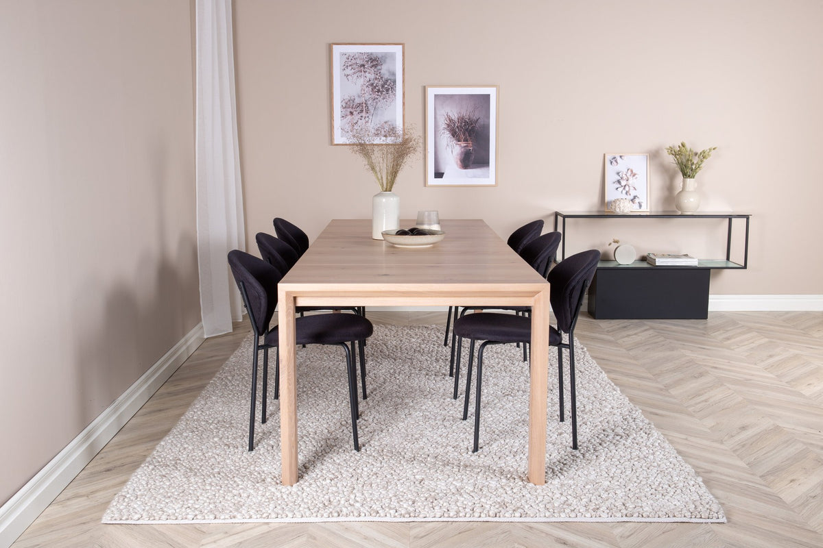 Esstisch Slider mit Whitewash-Eichenplatte und schwarzem Eichengestell, kombiniert mit Vault Stühlen aus Eiche, Esszimmerset von Venture Home.