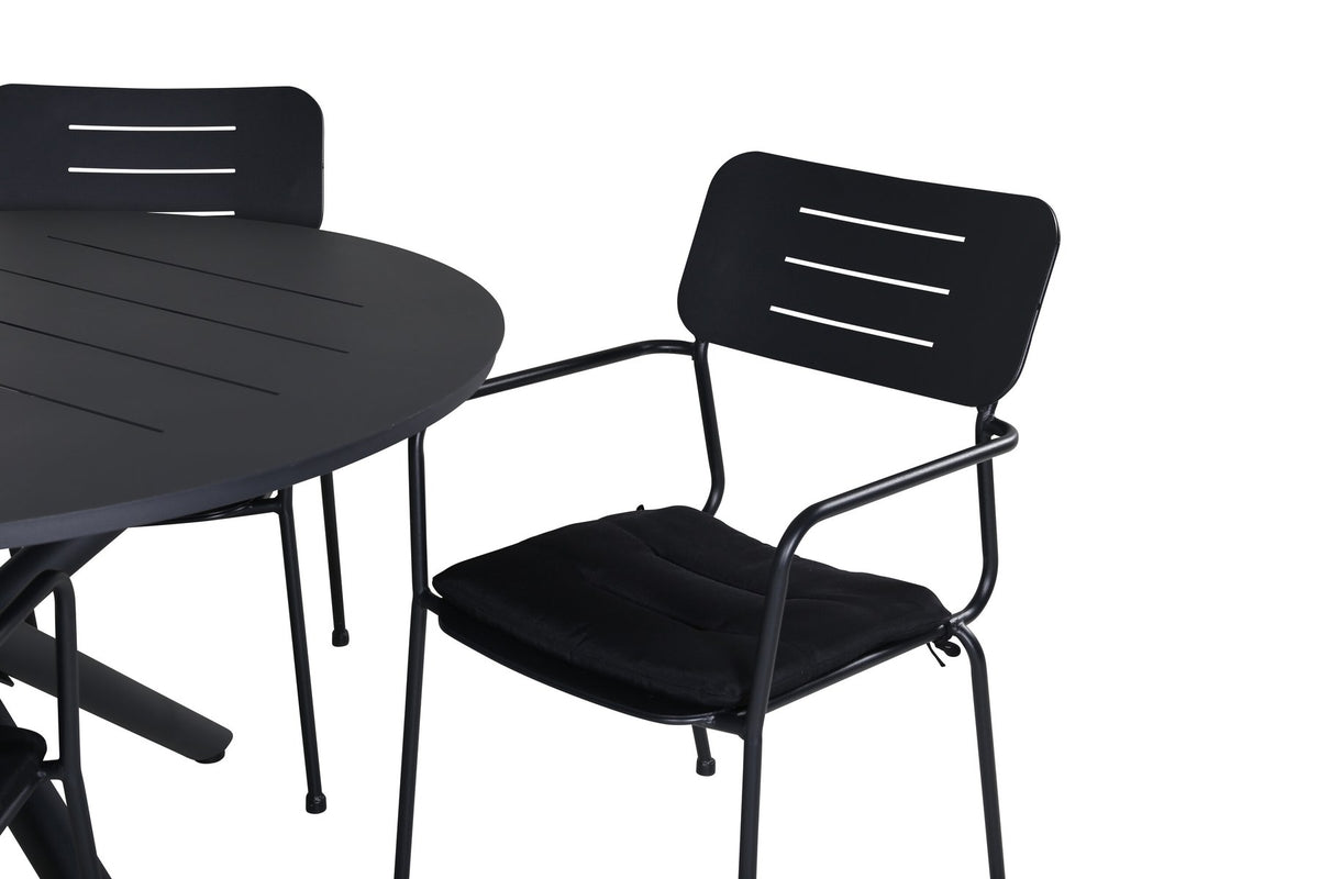 Zwei schwarze Aluminium-Stühle mit Armlehnen und Polyesterbezug neben rundem schwarzem Aluminium-Esstisch mit 120 cm Durchmesser im Freien.