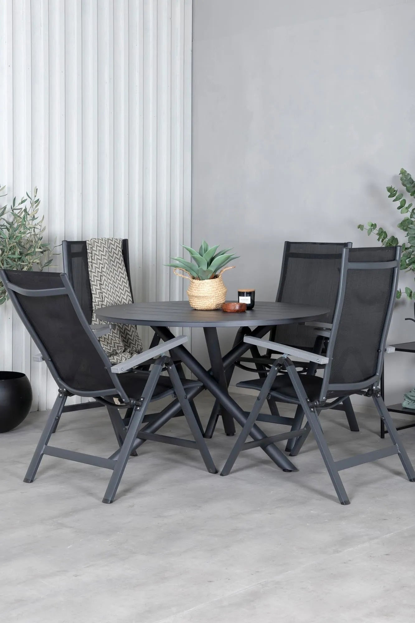 Robustes Alma Tischset für 4, perfekt für gesellige Gartenabende.