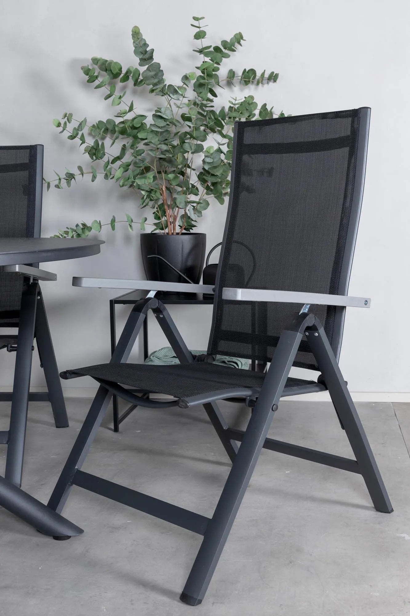 Stilvolles Alma Tischset für 4, ideal für entspannte Sommerabende.