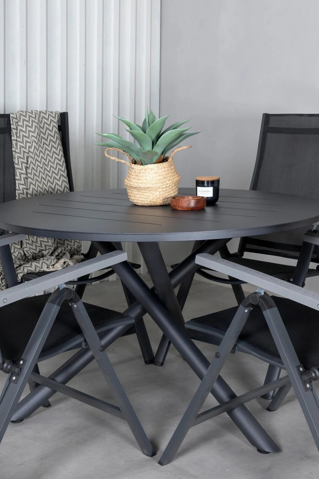 Elegantes Alma Tischset für 4, ideal für stilvolle Outdoor-Dinner.