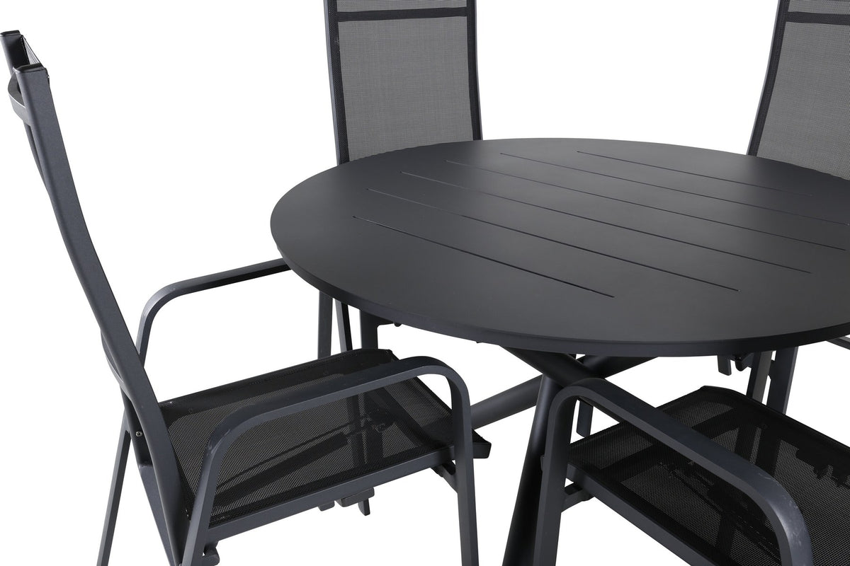 Runder Gartentisch ⌀120 cm aus schwarzem Aluminium mit Kreuzbeinen, dazu zwei Relaxstühle mit pulverbeschichteter Oberfläche in Schwarz.