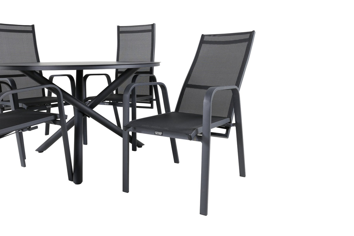 Runder Gartentisch ⌀120 cm aus schwarzem Aluminium mit Kreuzbeinen, dazu zwei Relaxstühle mit pulverbeschichteter Oberfläche in Schwarz.