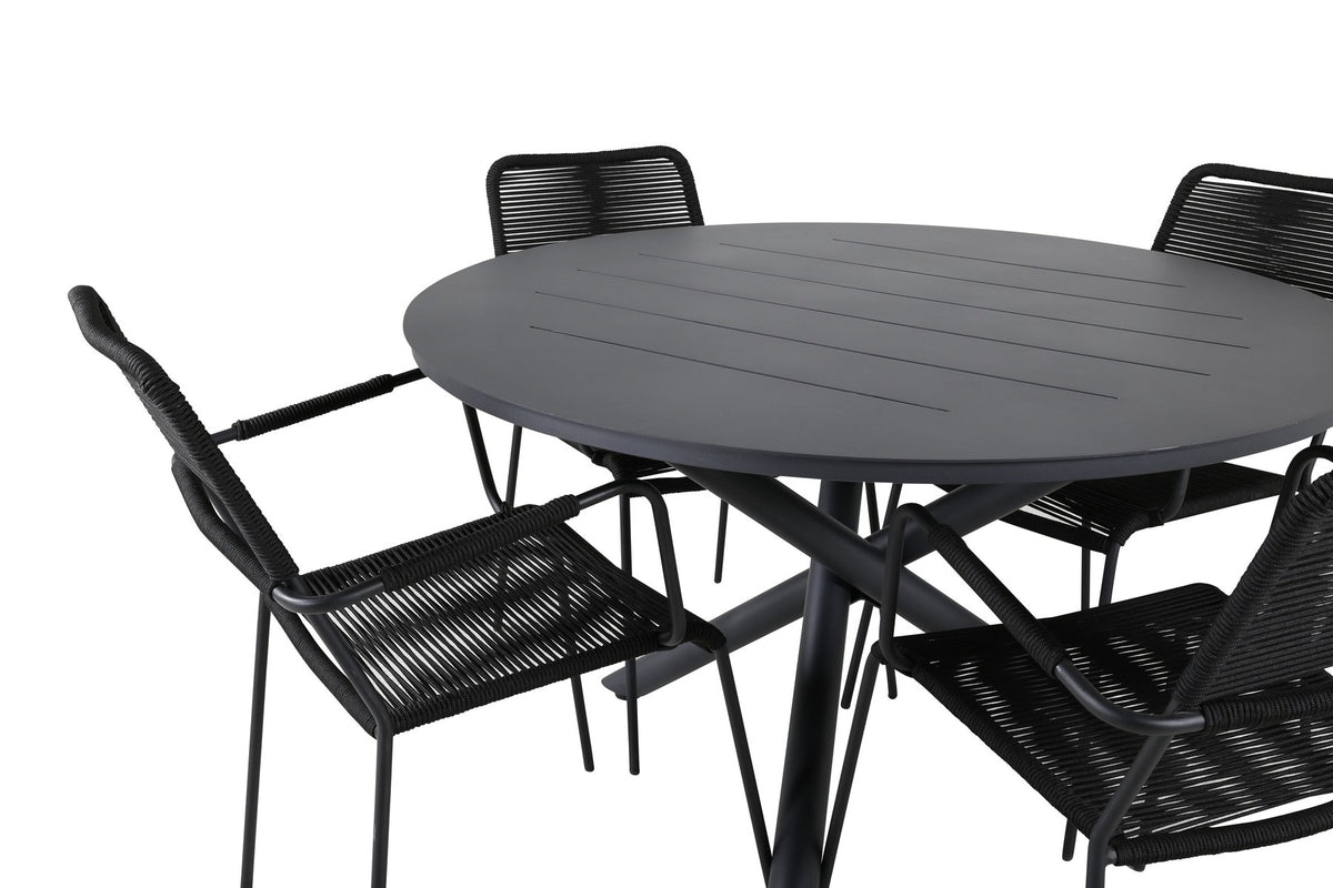 Runder Gartentisch ⌀120 cm aus schwarzem Aluminium mit zwei Esszimmerstühlen aus Akazienholz, schwarzem Seil und Stahlgestell im Freien.