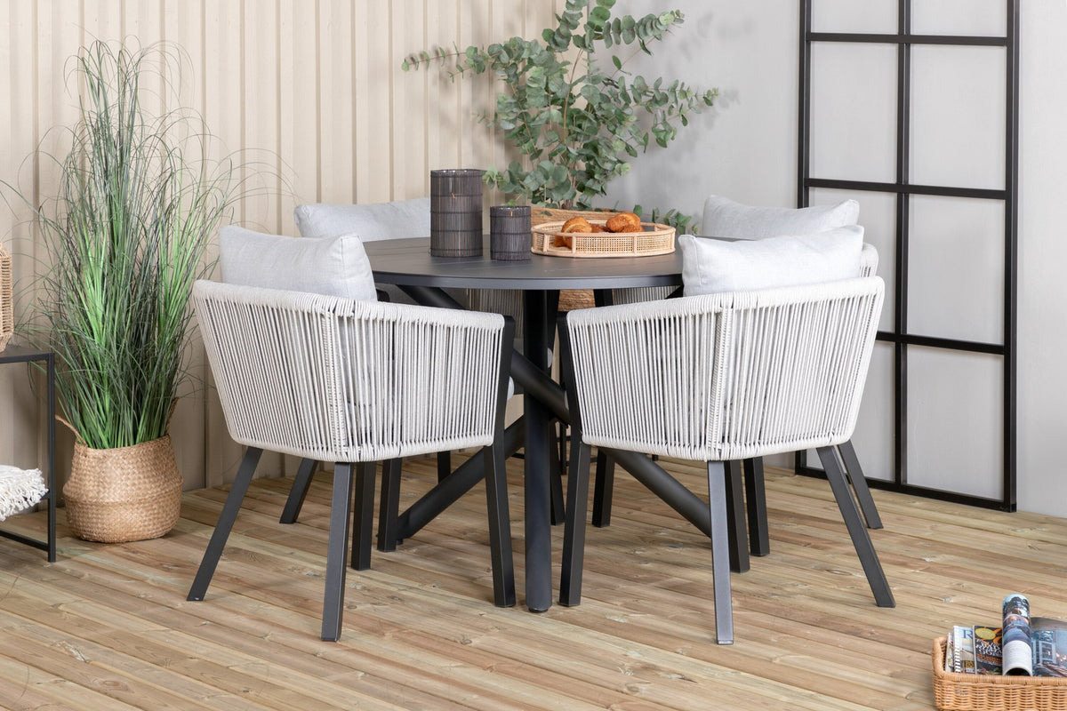 Runder Gartentisch Alma aus schwarzem Aluminium mit Ø120 cm und zwei Esszimmerstühlen der Serie Virya mit grauem Seilbezug und Alu-Gestell.