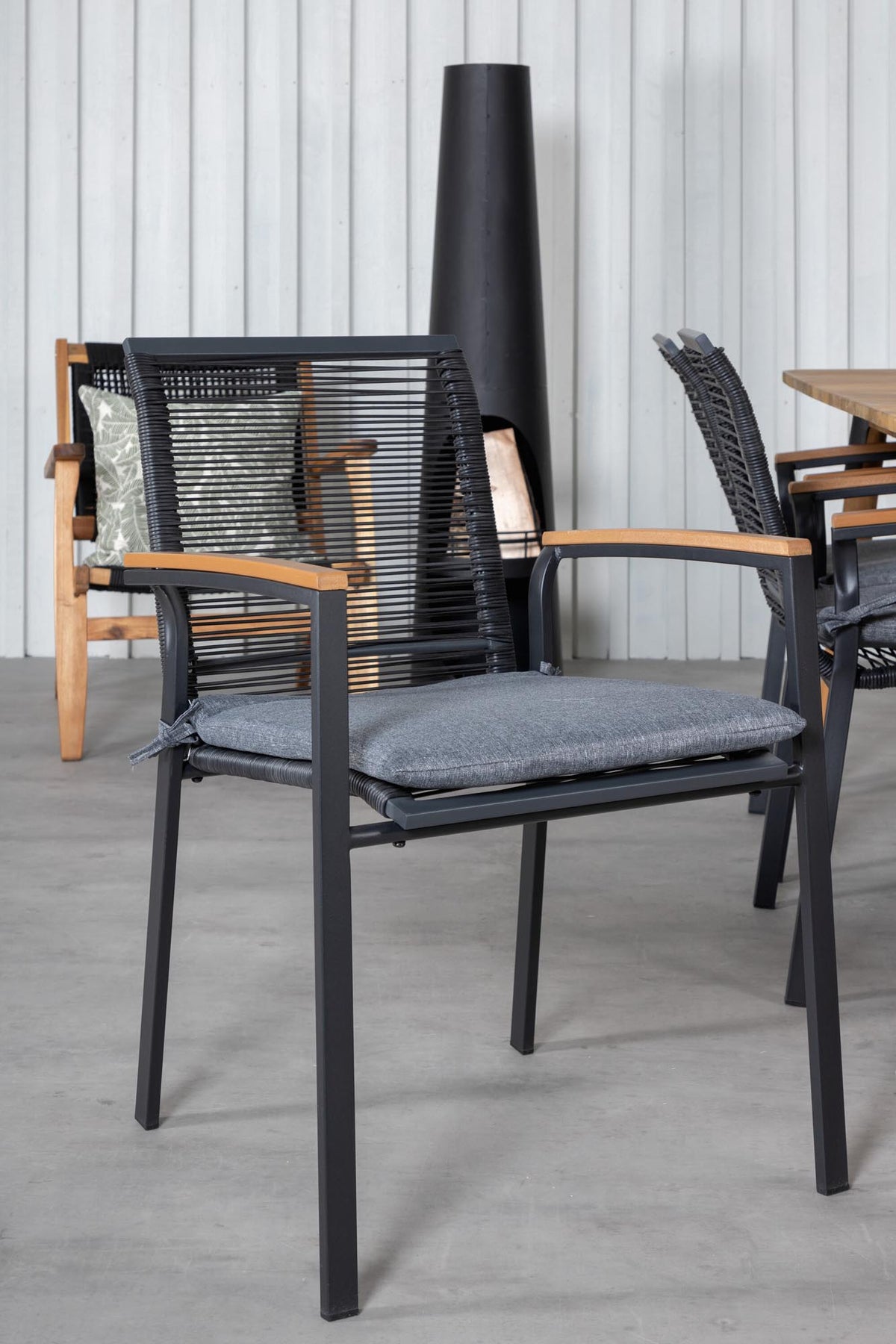 Julian Outdoor-Tischset + Dallas 210cm/6St. in Schwarz, Natur präsentiert im Onlineshop von KAQTU Design AG. Gartentischset ist von Venture Home