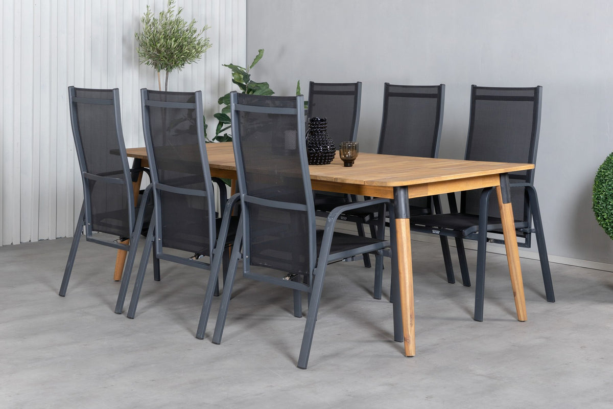 Rechteckiger Esstisch aus Akazienholz in Naturton mit zwei schwarzen Liegestühlen aus Stahl, Gartentischset von Venture Home.