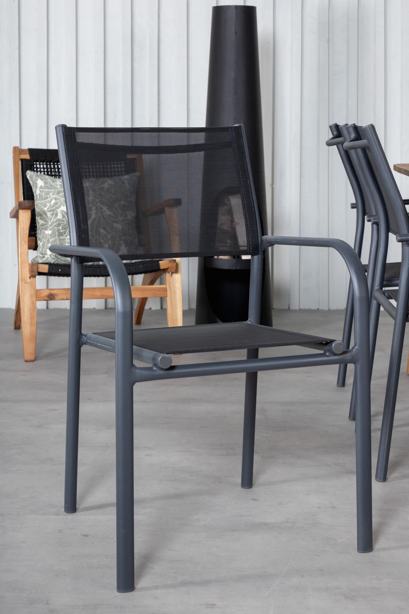 Elegantes Julian Outdoor-Tischset für 6 Personen, perfekt für gesellige Abende im Freien. Robuste Materialien und ergonomische Stühle.