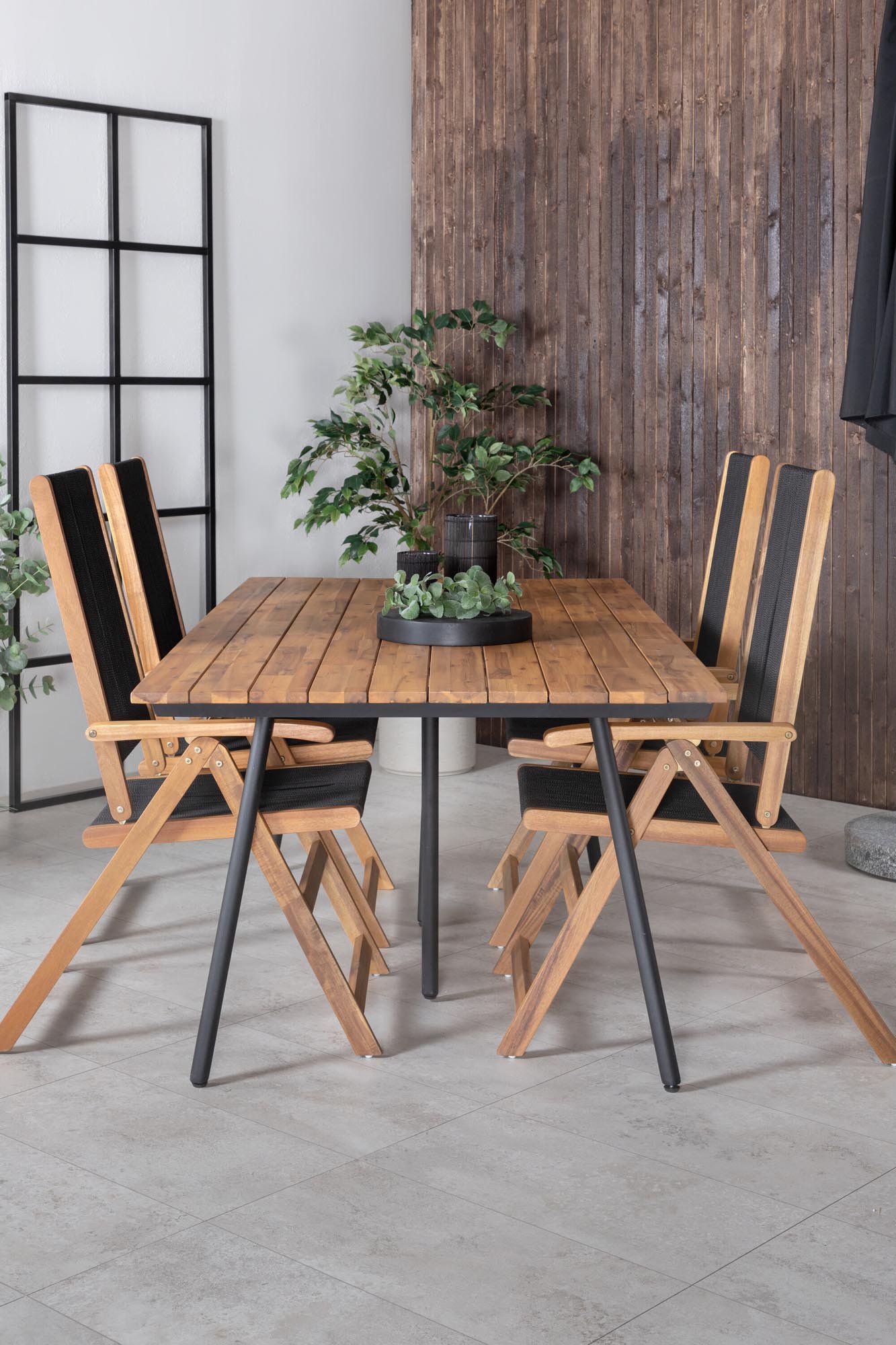 Chan Outdoor-Tischset + Little John 200cm/4St. in Schwarz, Natur präsentiert im Onlineshop von KAQTU Design AG. Gartentischset ist von Venture Home