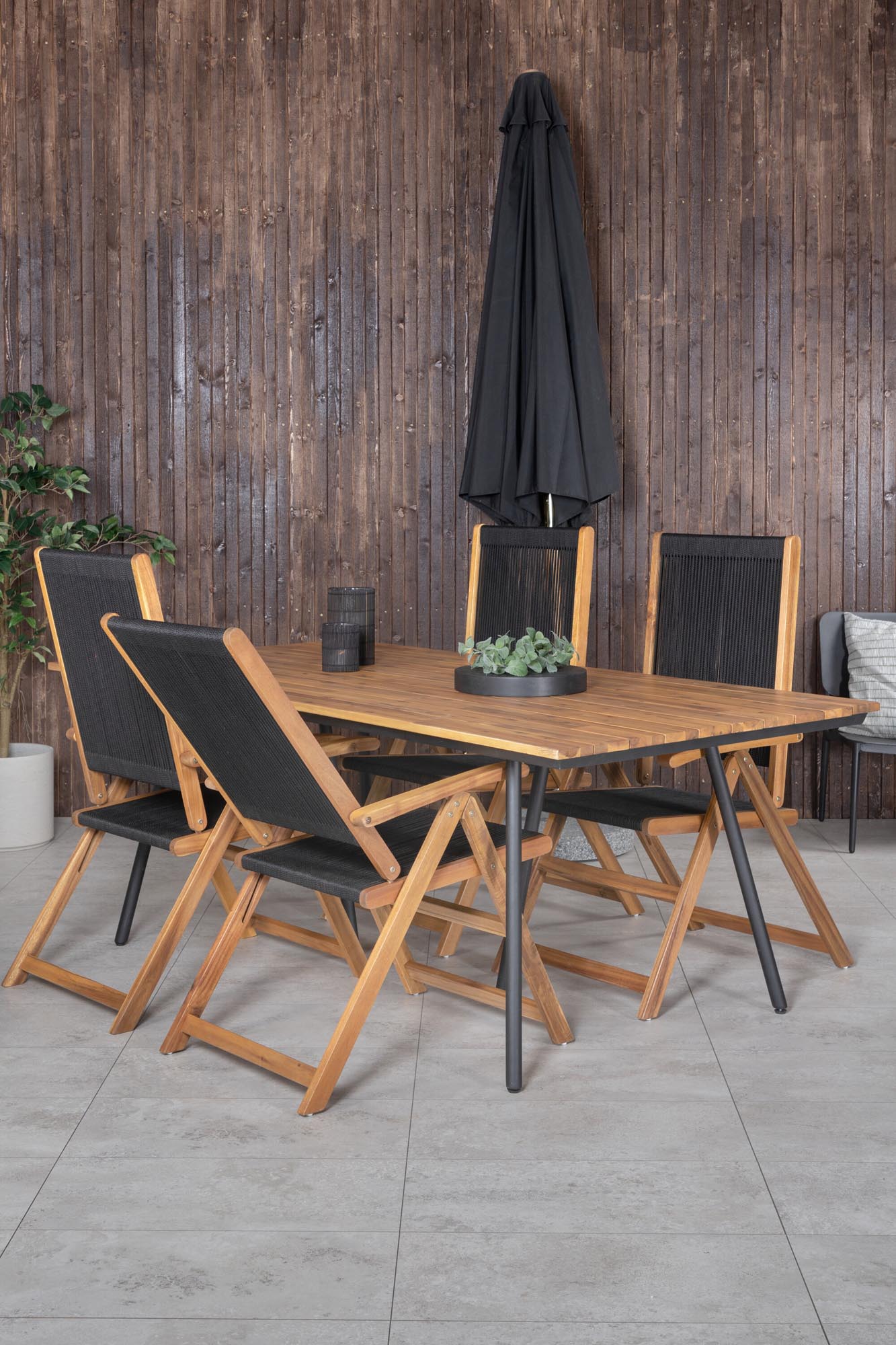 Chan Outdoor-Tischset + Little John 200cm/4St. in Schwarz, Natur präsentiert im Onlineshop von KAQTU Design AG. Gartentischset ist von Venture Home