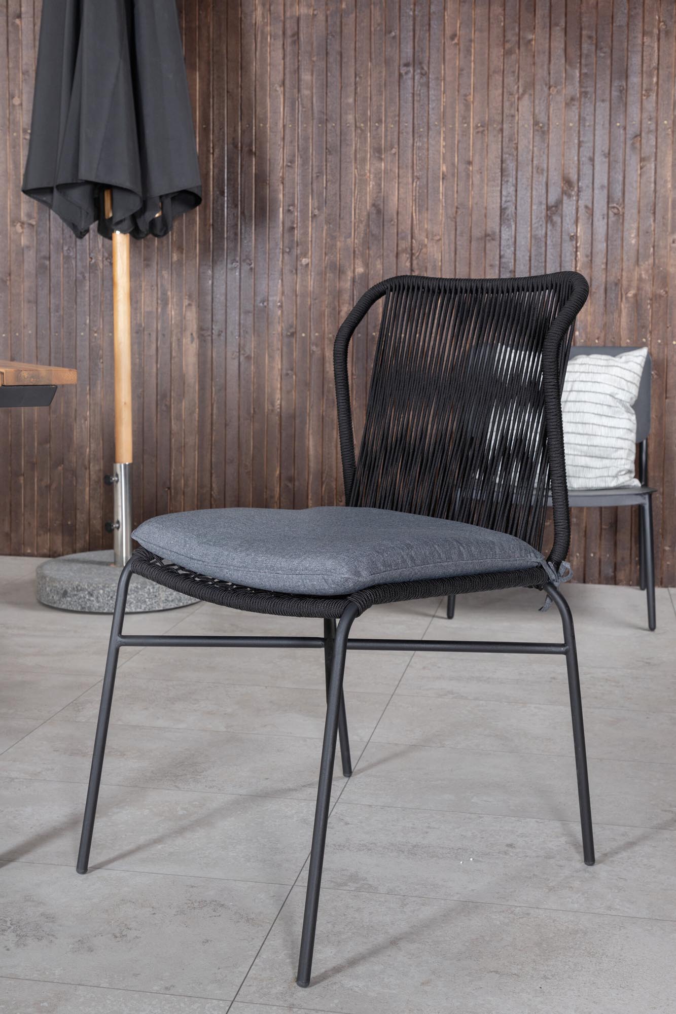 Chan Gartentisch Set in Schwarz/ Natur präsentiert im Onlineshop von KAQTU Design AG. Gartentischset ist von Venture Home