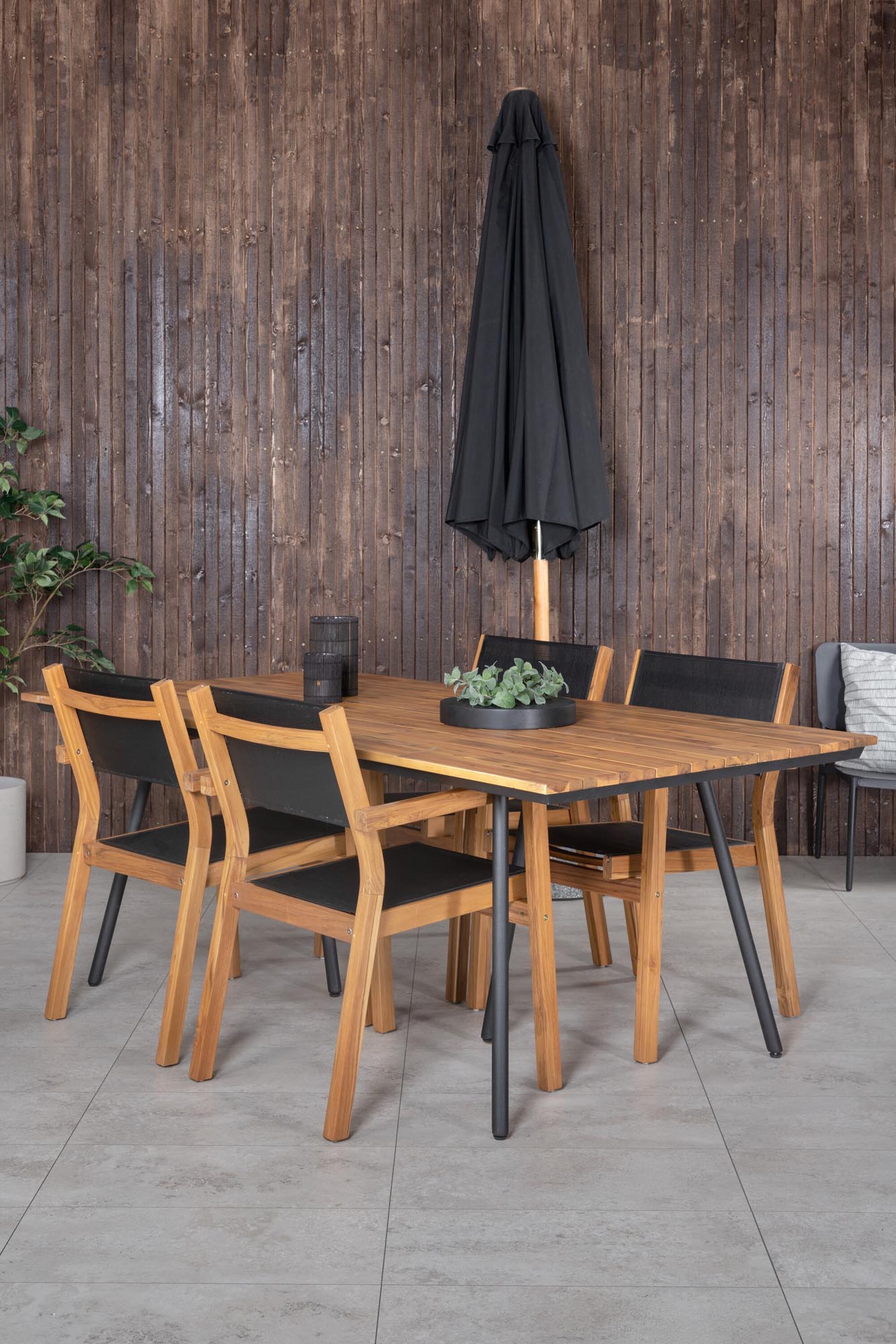 Chan Outdoor-Tischset + Venice 200cm/4St. in Schwarz, Natur präsentiert im Onlineshop von KAQTU Design AG. Gartentischset ist von Venture Home