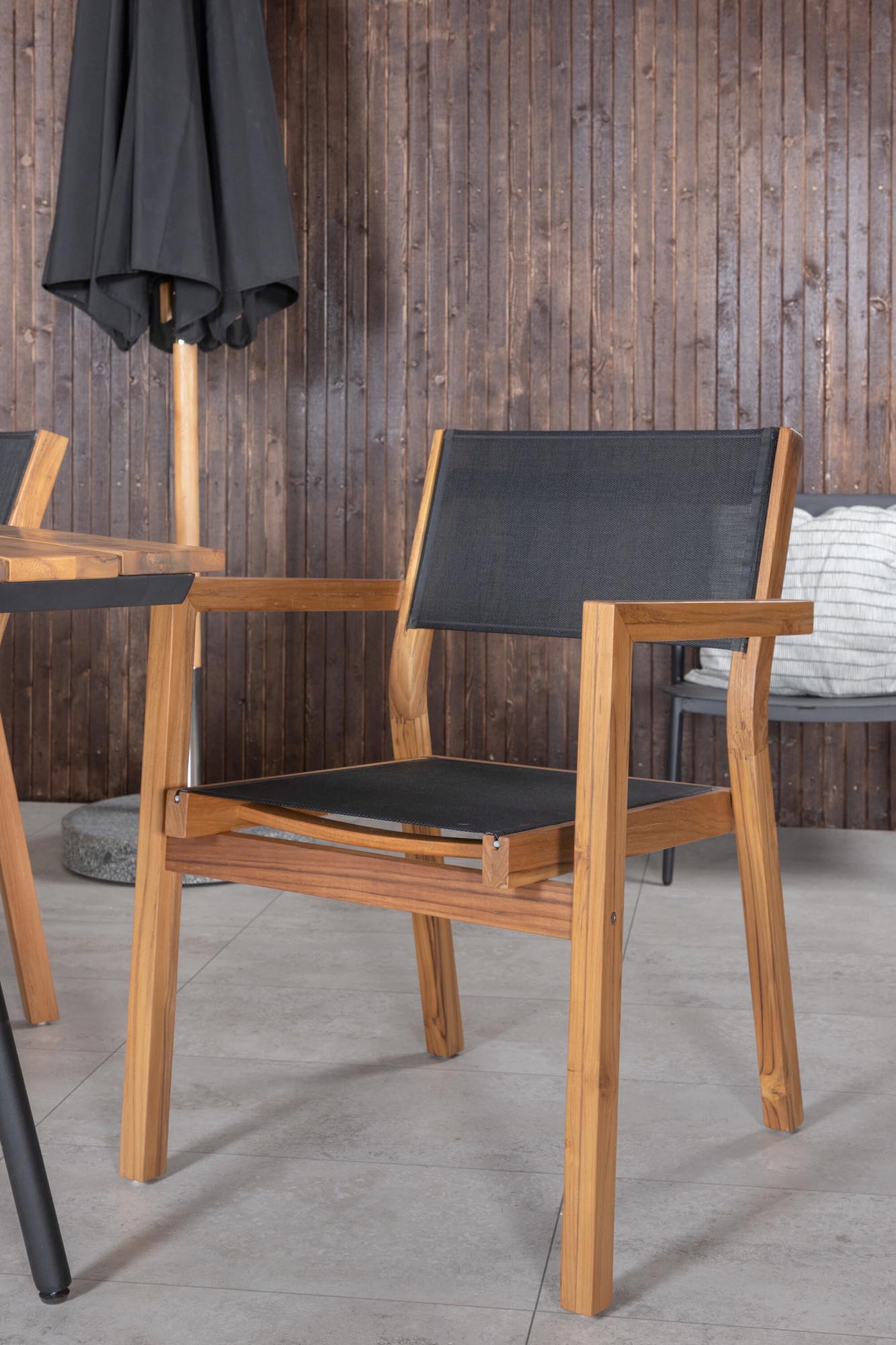 Chan Outdoor-Tischset + Venice 200cm/4St. in Schwarz, Natur präsentiert im Onlineshop von KAQTU Design AG. Gartentischset ist von Venture Home