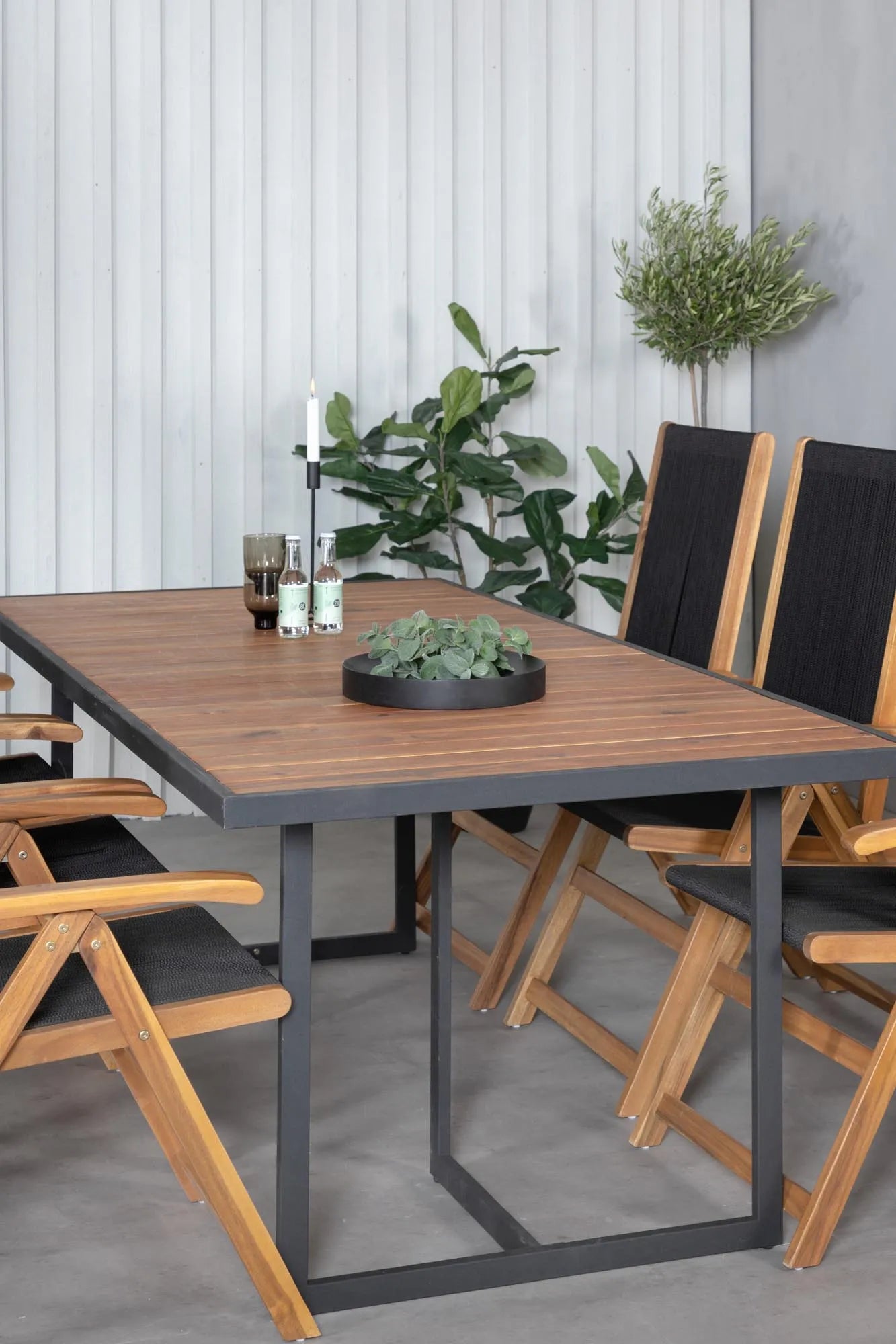 Elegantes Khung Tischset für 6, ideal für stilvolle Outdoor-Dinner.