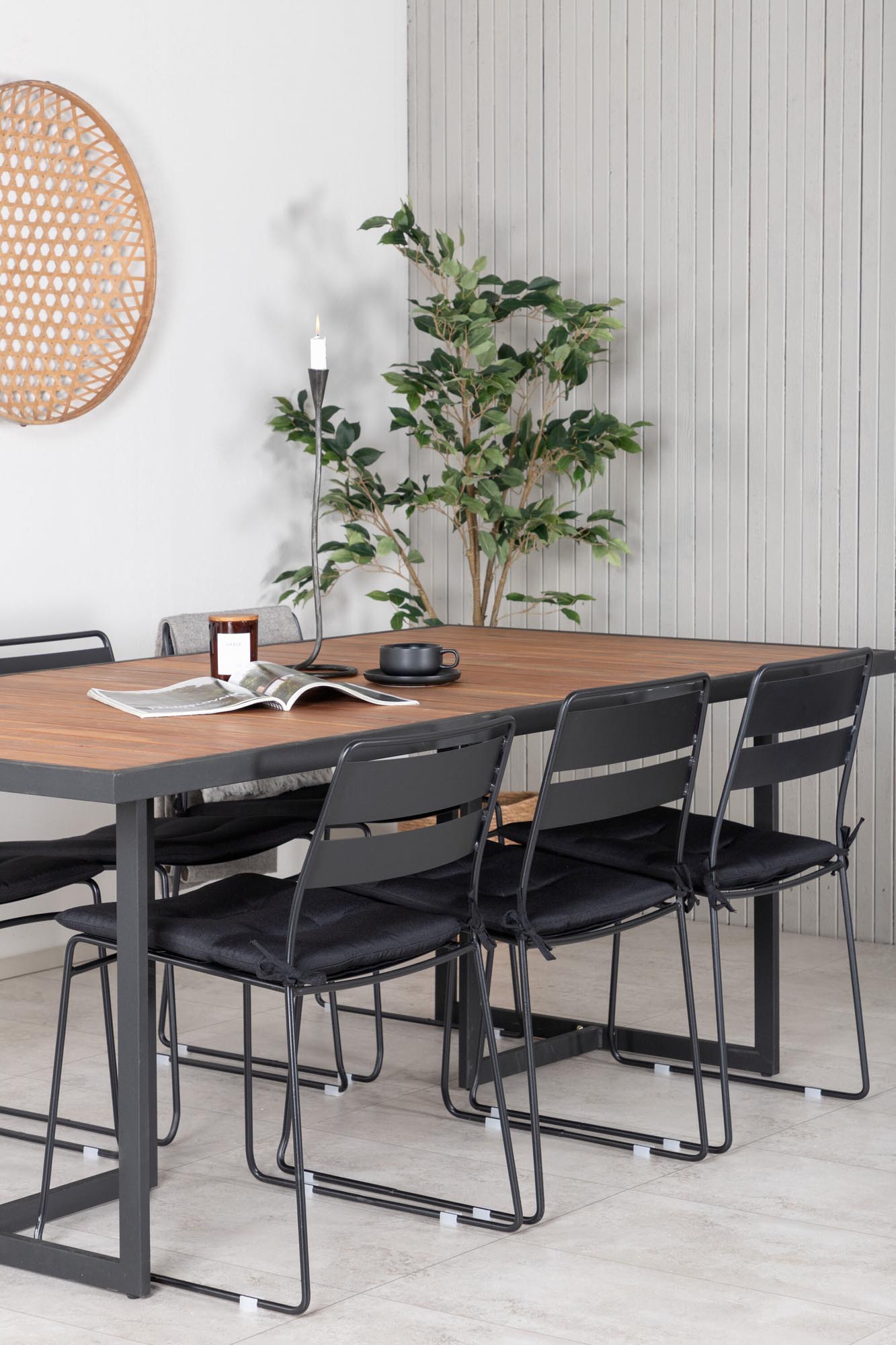 Elegantes Gartenset aus robustem Acacia-Holz, ideal für stilvolle Outdoor-Dinner mit ergonomischen Stühlen.
