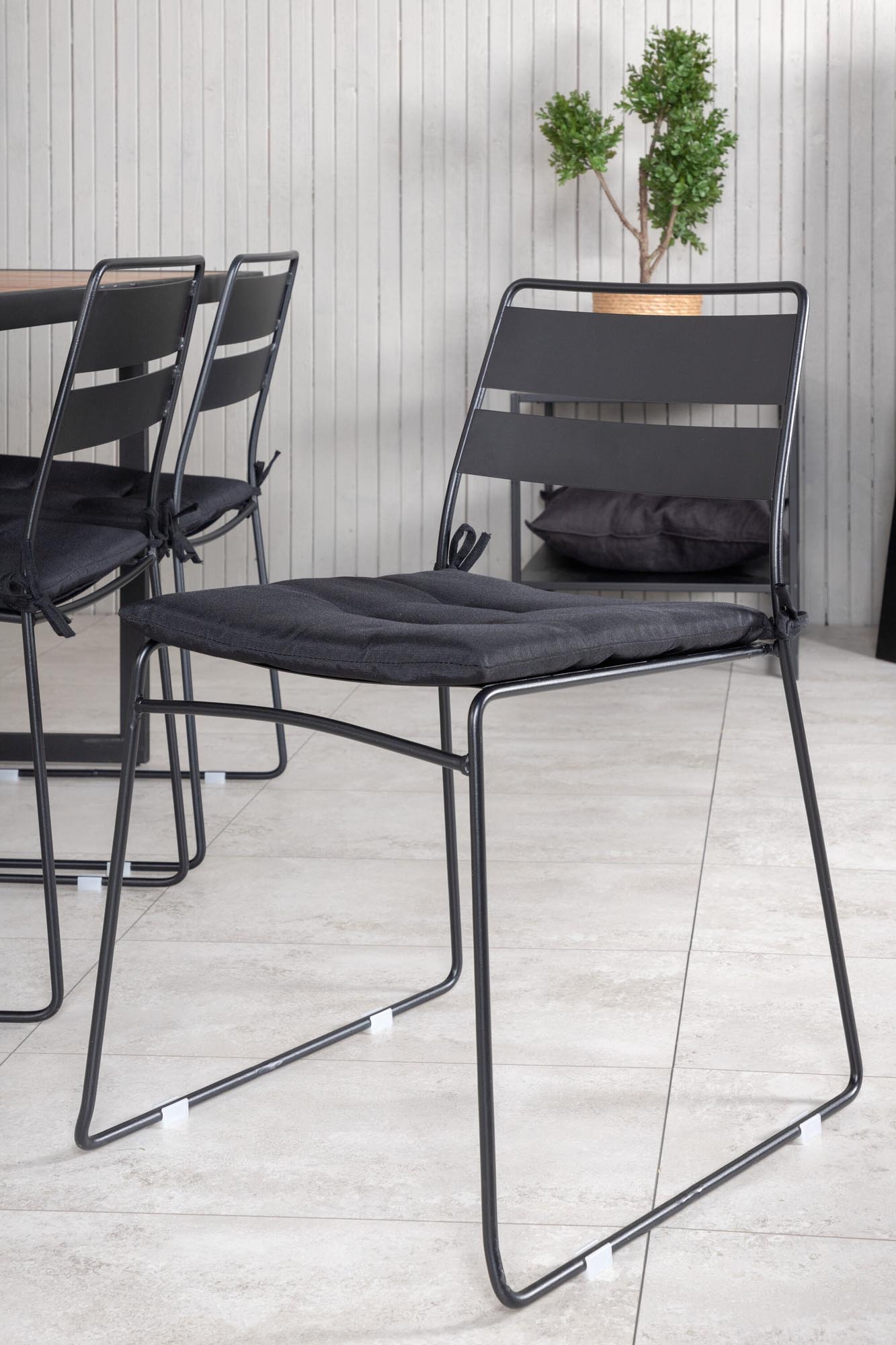 Elegantes Gartenset aus robustem Acacia-Holz, ideal für stilvolle Outdoor-Dinner mit ergonomischen Stühlen.