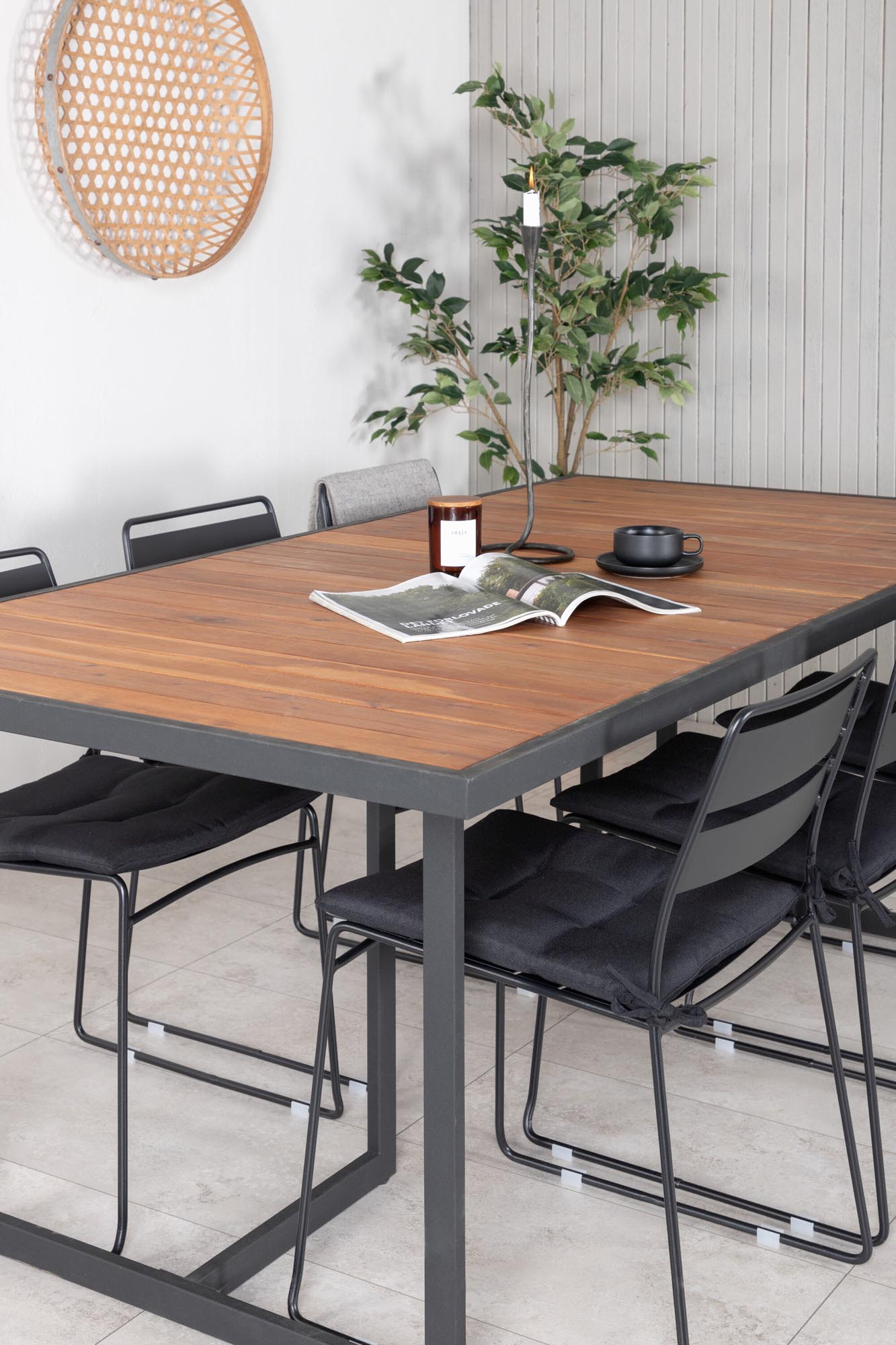 Elegantes Gartenset aus robustem Acacia-Holz, ideal für stilvolle Outdoor-Dinner mit ergonomischen Stühlen.