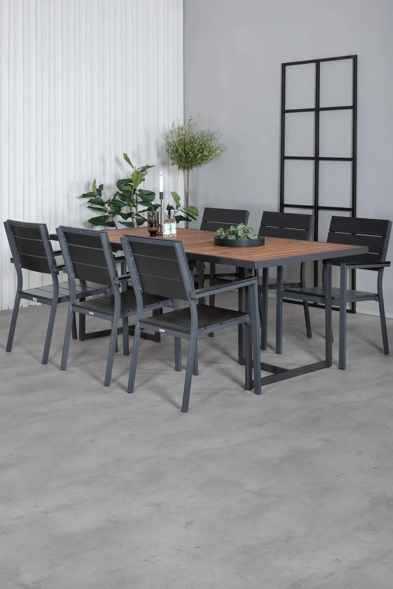 Robustes Khung Tischset: Ideal für stilvolle Outdoor-Dinner.
