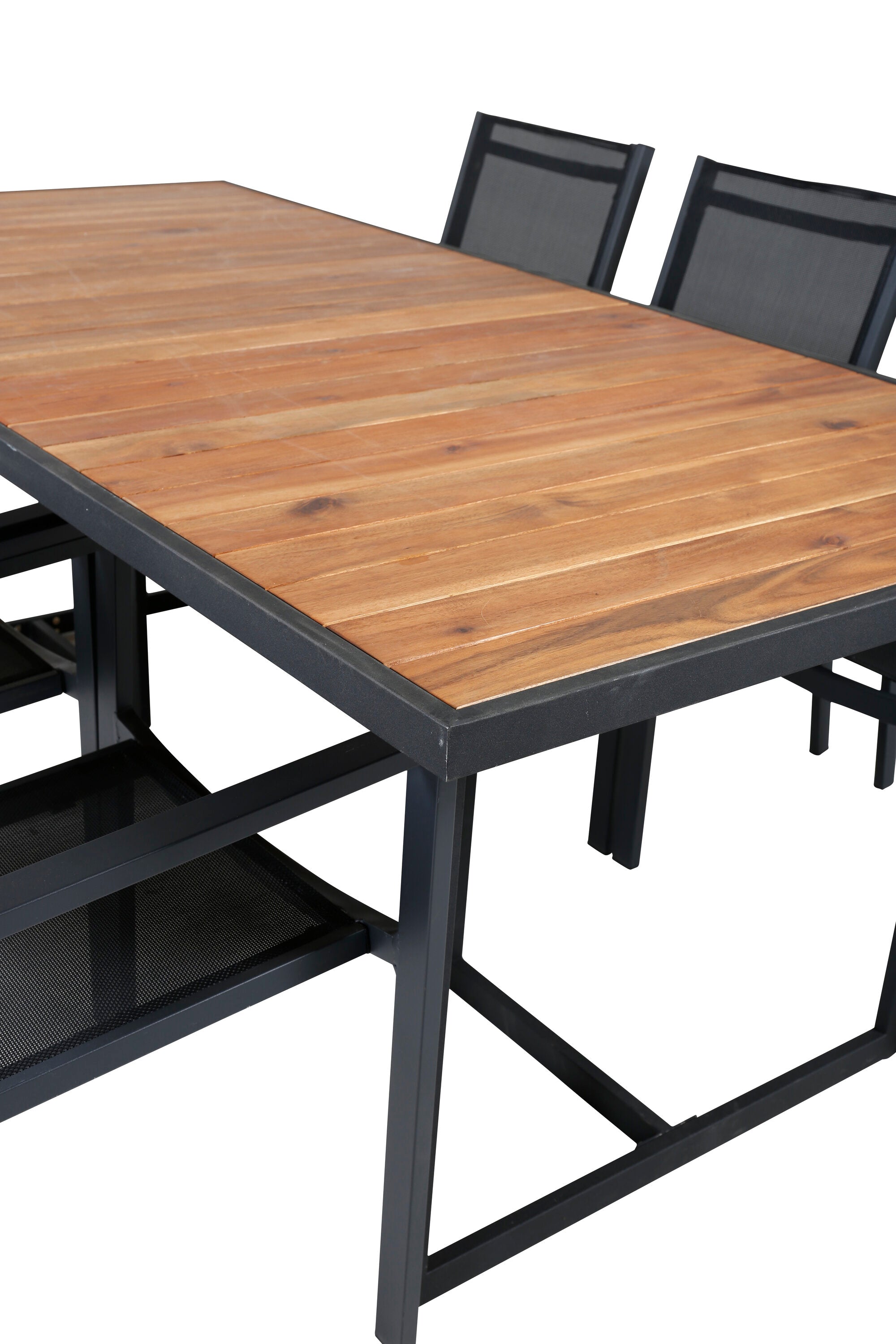 Elegantes Ess-Set aus Acacia-Holz, robust und stilvoll, mit bequemen Copacabana-Stühlen für gesellige Stunden im Freien.