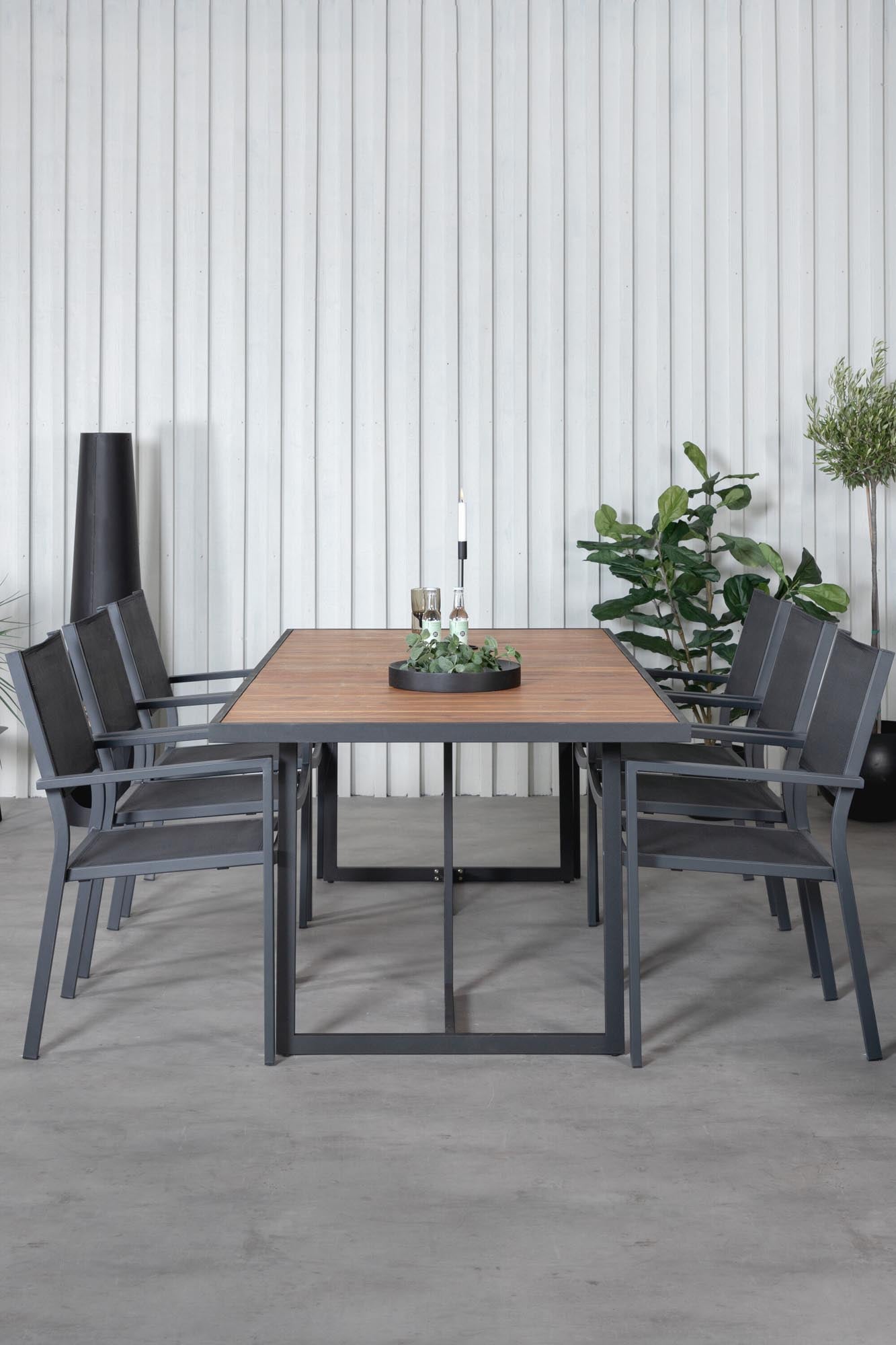 Elegantes Ess-Set aus Acacia-Holz, robust und stilvoll, mit bequemen Copacabana-Stühlen für gesellige Stunden im Freien.